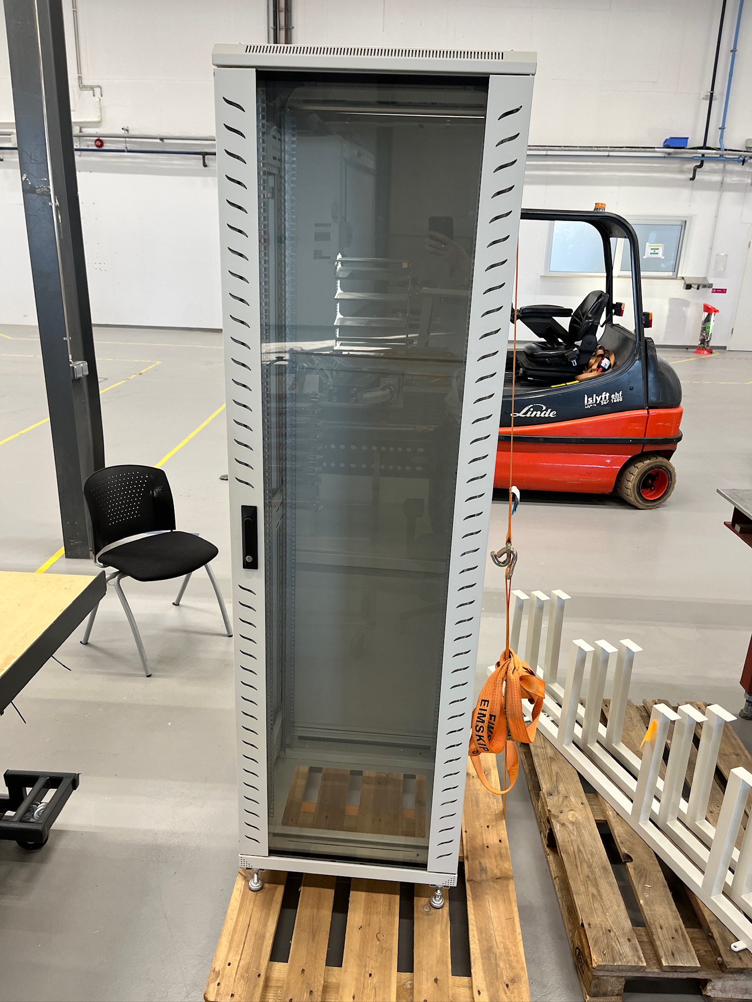 SELT / SOLD - Tölvuskápur / serverskápur, H207 x B60 x D60 sm. 2