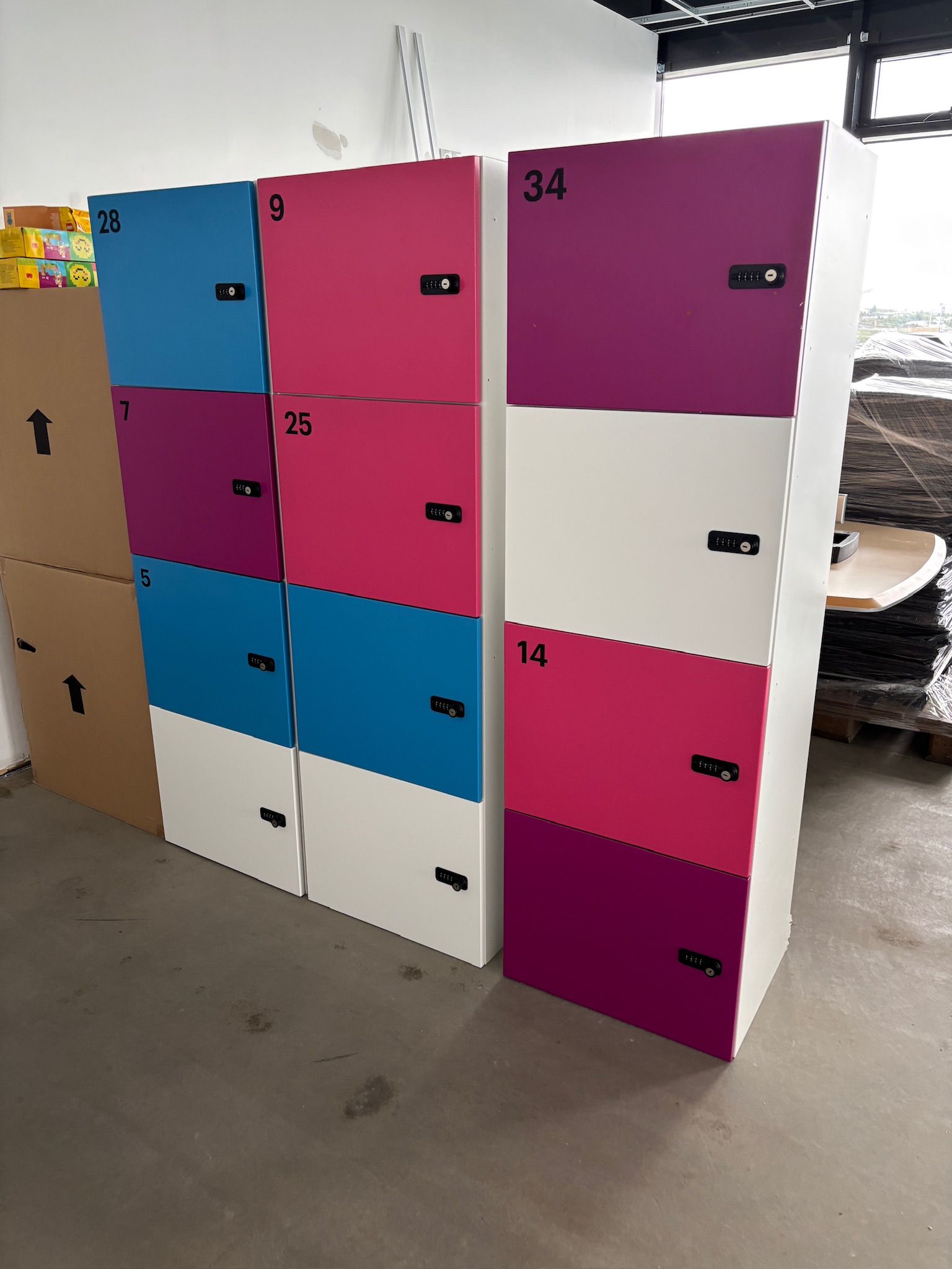 SELT / SOLD Nowy Styl munaskápur frá Hirzlunni, H160xB50xD41sm.
