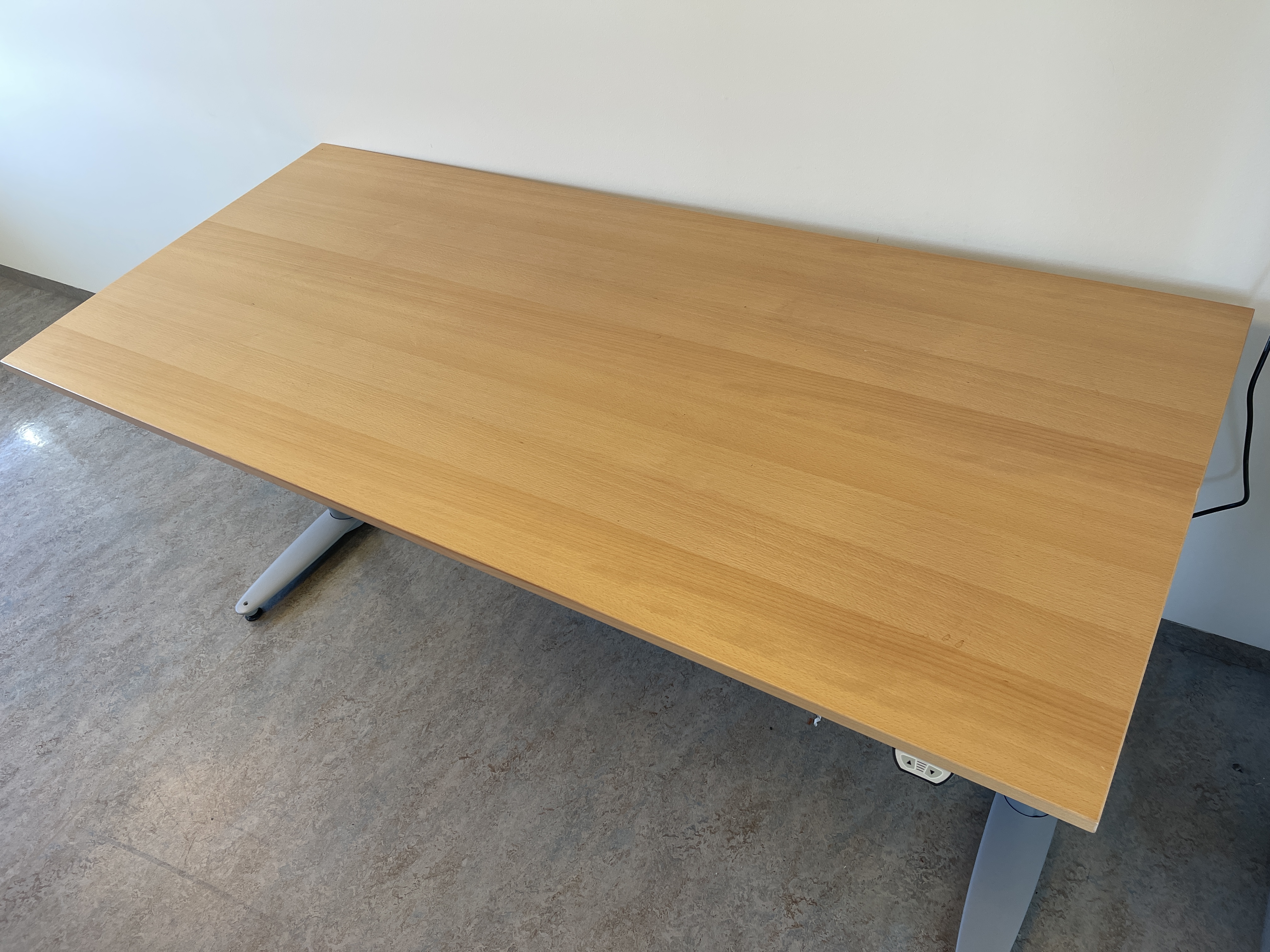 SELT / SOLD Kinnarps T Series 180x80 frá Pennanum