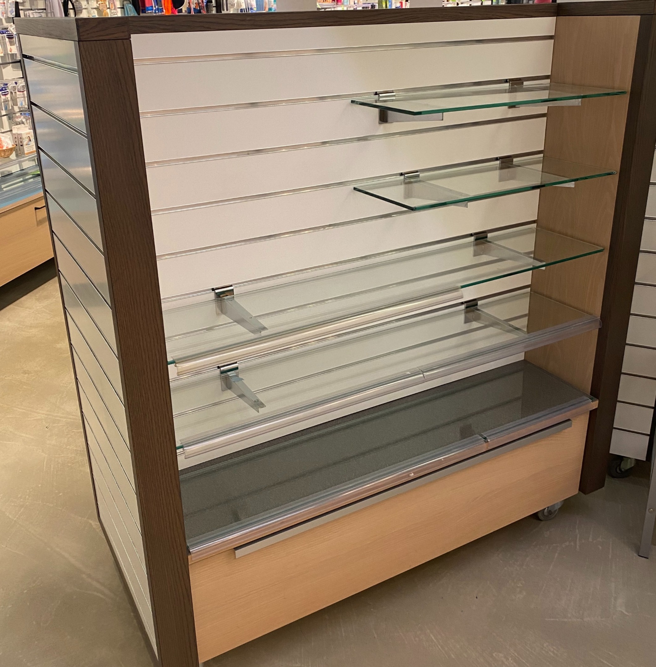 SELT / SOLD Paneleyja - verslunareyja