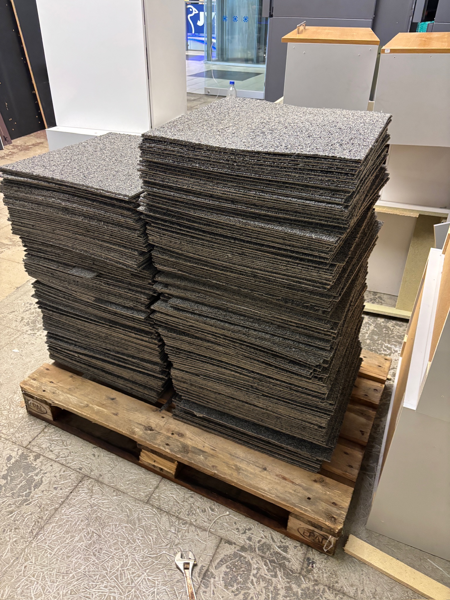 SELT / SOLD Gráar teppaflísar, hljóðeinangrandi