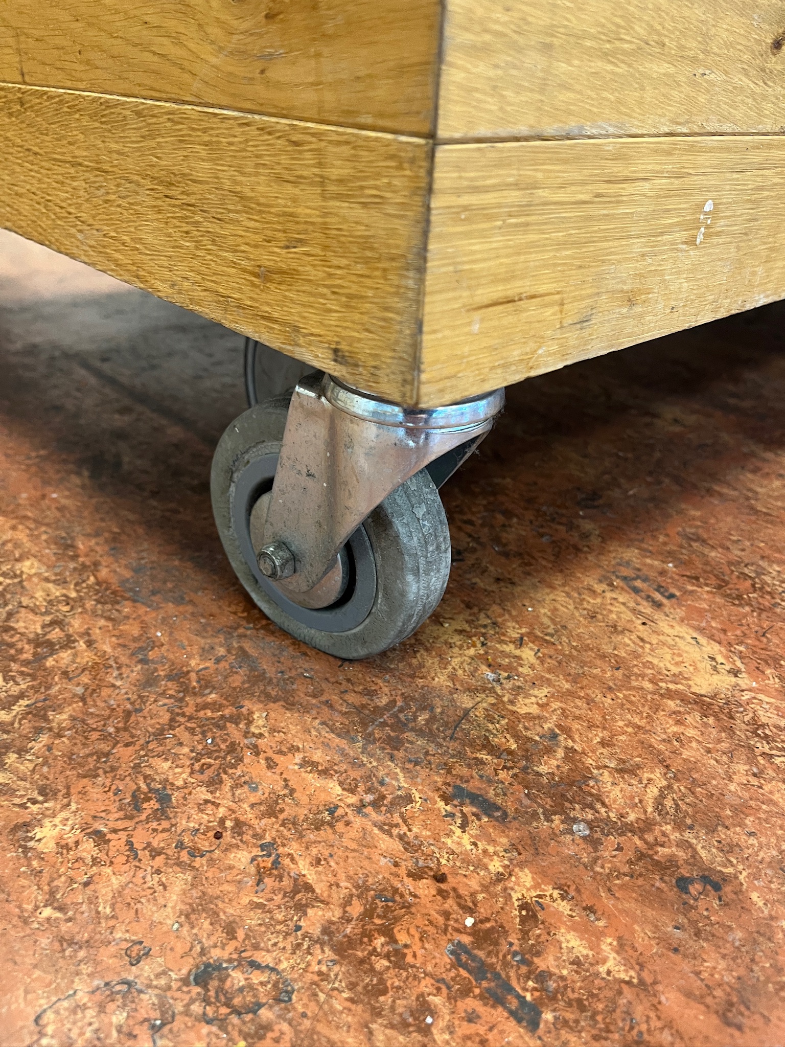SELT / SOLD Mötuneytis fráleggsborð á hjólum - sérsmíði - B 318 x D 69 x H 123 5