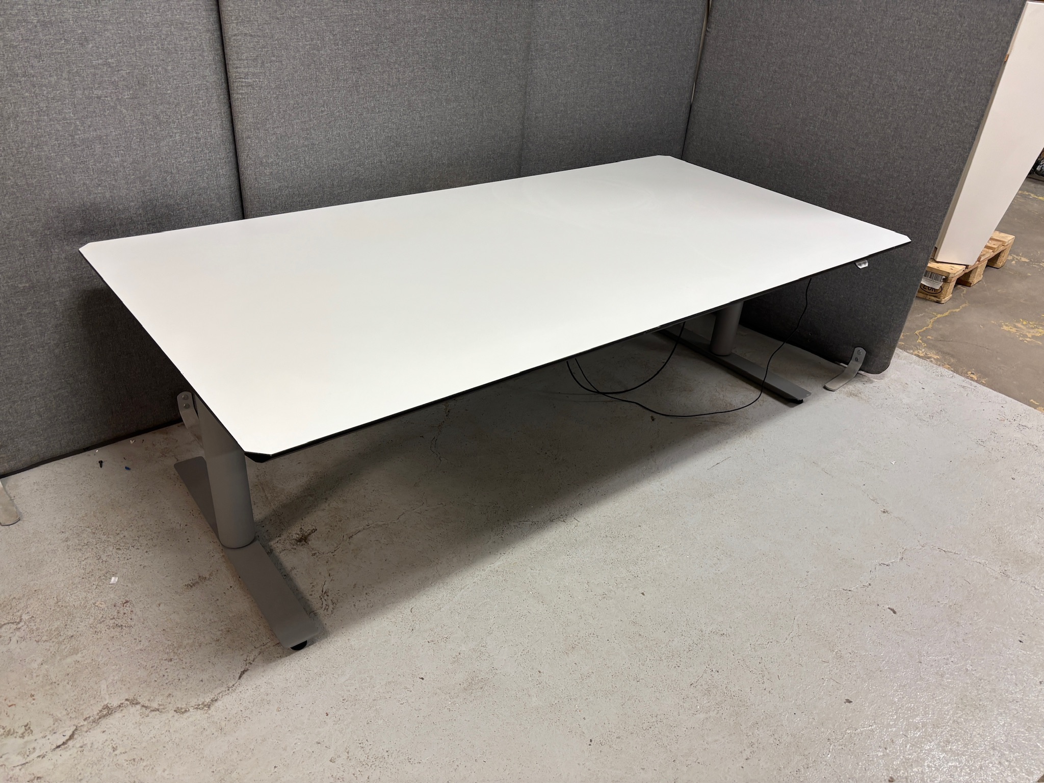 SELT/SOLD USM rafmagnsborð, hvítt, B200 x D100 sm. 2