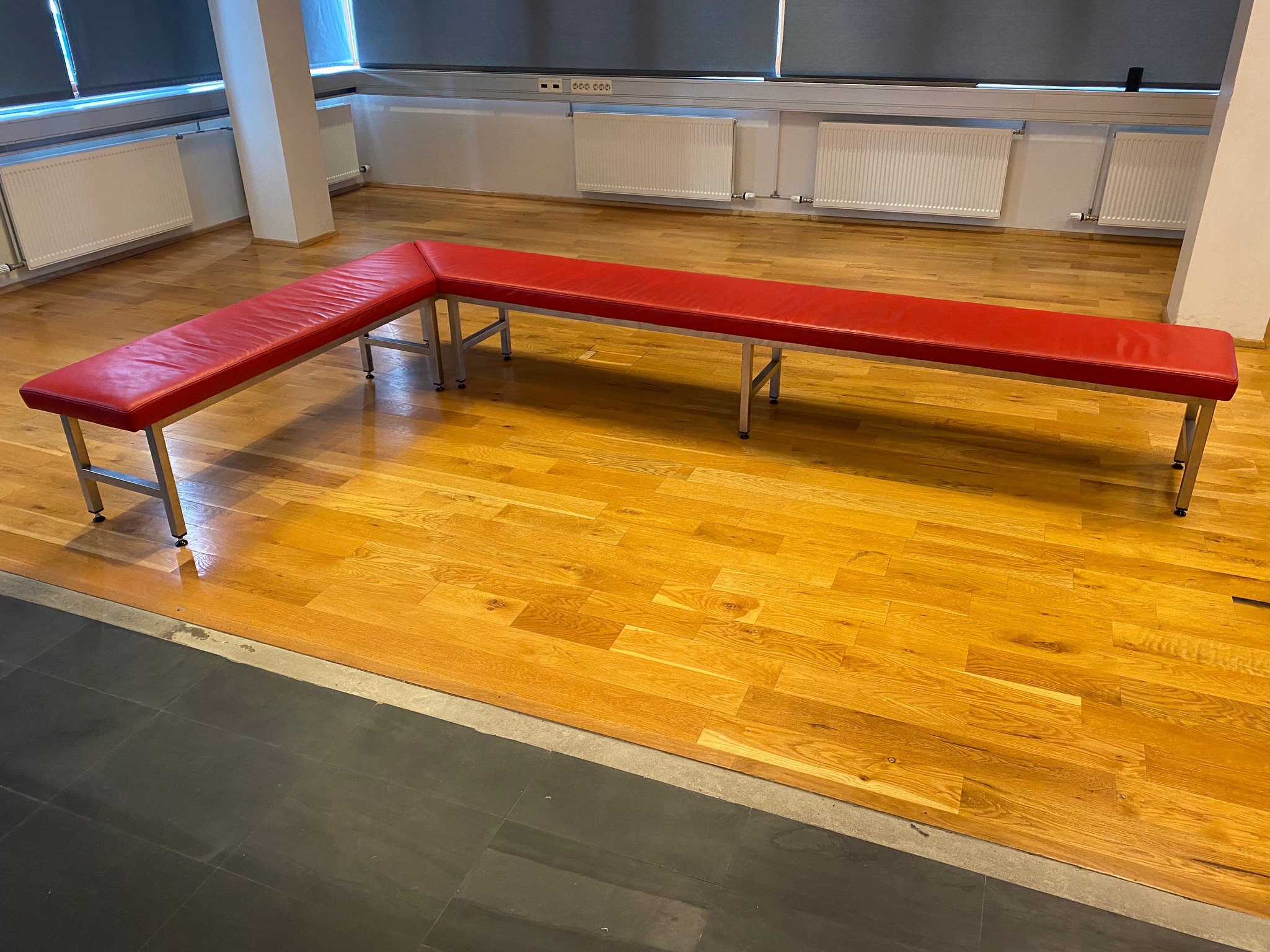 SELT / SOLD Leðurbekkur rauður - L295 sm x B175 sm x D42 sm 3