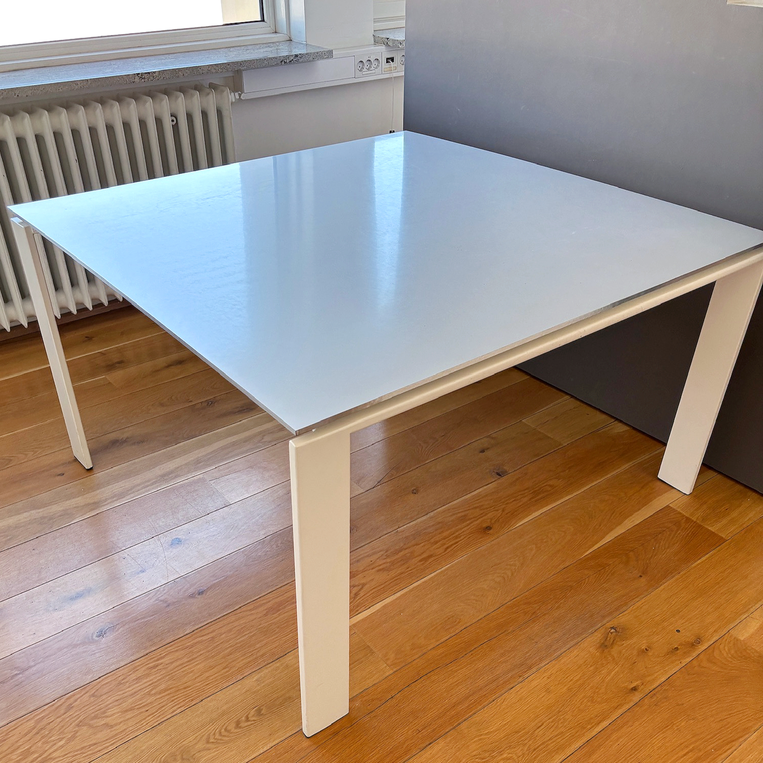 SELT / SOLD Kartell borð, B128xD128xH74sm.