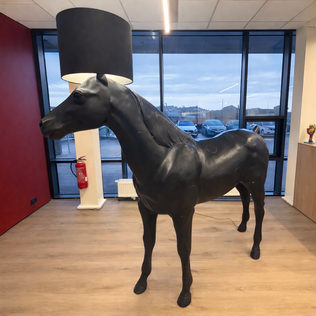 SELT / SOLD - Moooi Horse Lamp í fullri hestastærð 7
