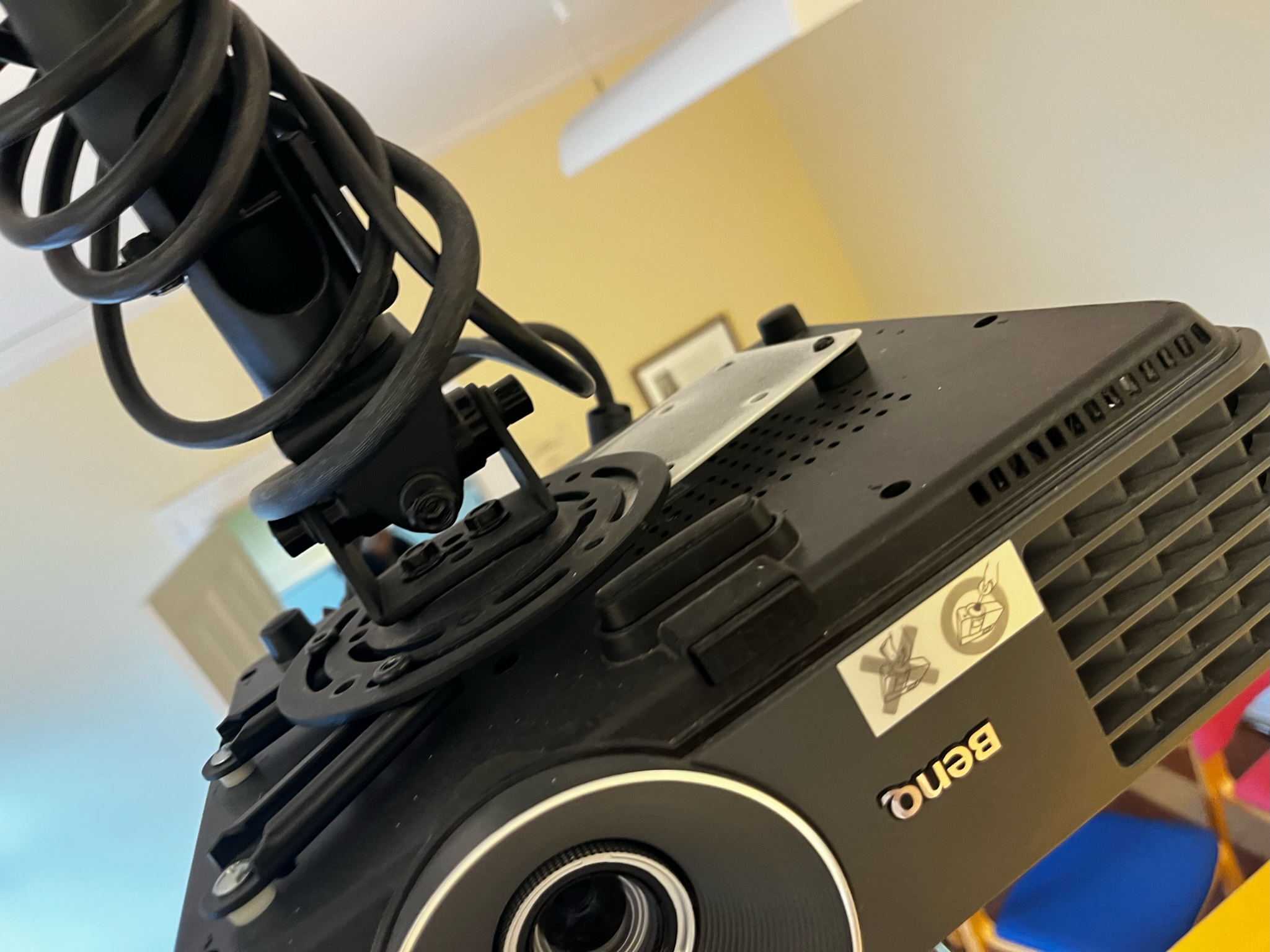 SELT / SOLD BENQ myndvarpi HDMI m.loftafestingu 3