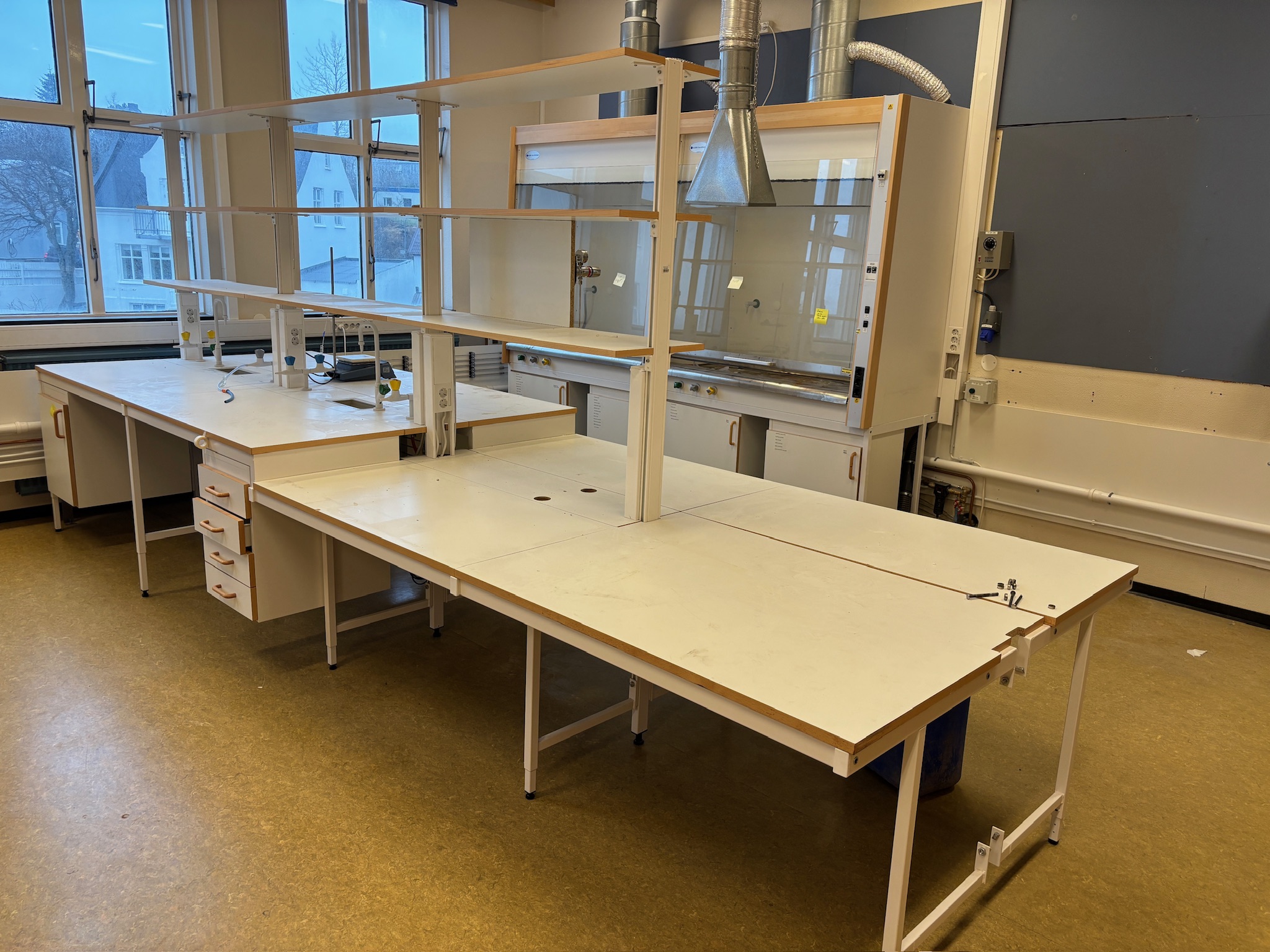 SELT / SOLD, vinnueyja, skólaborð, skápar B492/429 x D150 x H212 sm. (2 3
