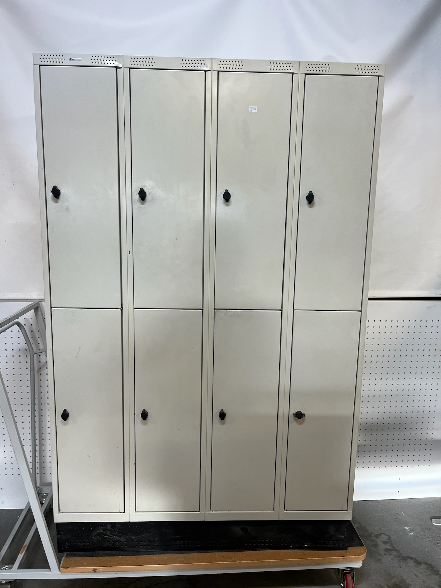 SELT / SOLD Metal Design starfsmannskápur, 8 hólf, H190xB120xD55sm. 2
