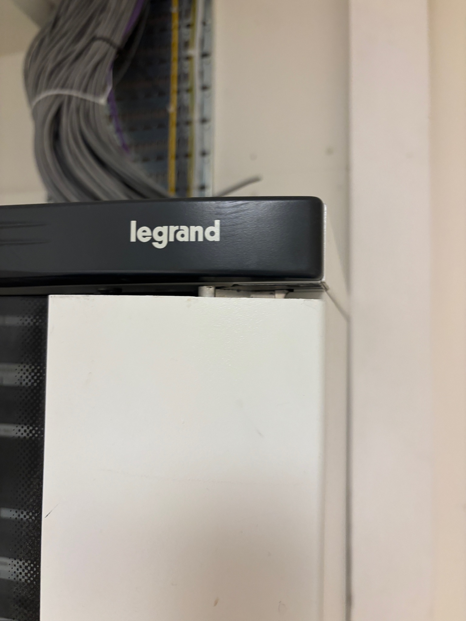 SELT / SOLD Legrand tölvuskápur frá Ískraft, 19'' rekki, 21u 8