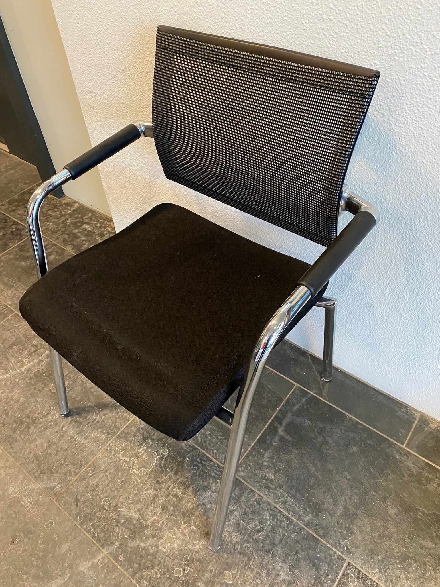 SELT / SOLD Skin fundarstólar frá InnX 2