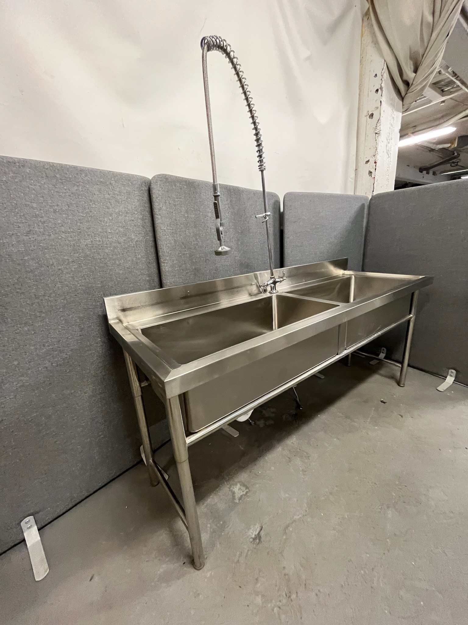 SELT / SOLD Ryðfrítt stálborð með vöskum og blöndunartæki, L180 B60 x H82 2