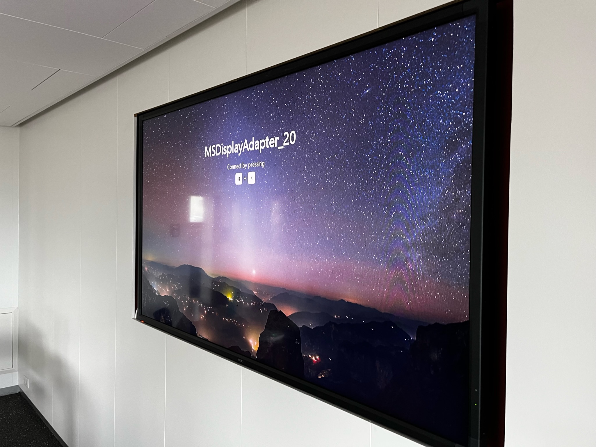 SELT / SOLD NEC upplýsingaskjár - 83'' 2