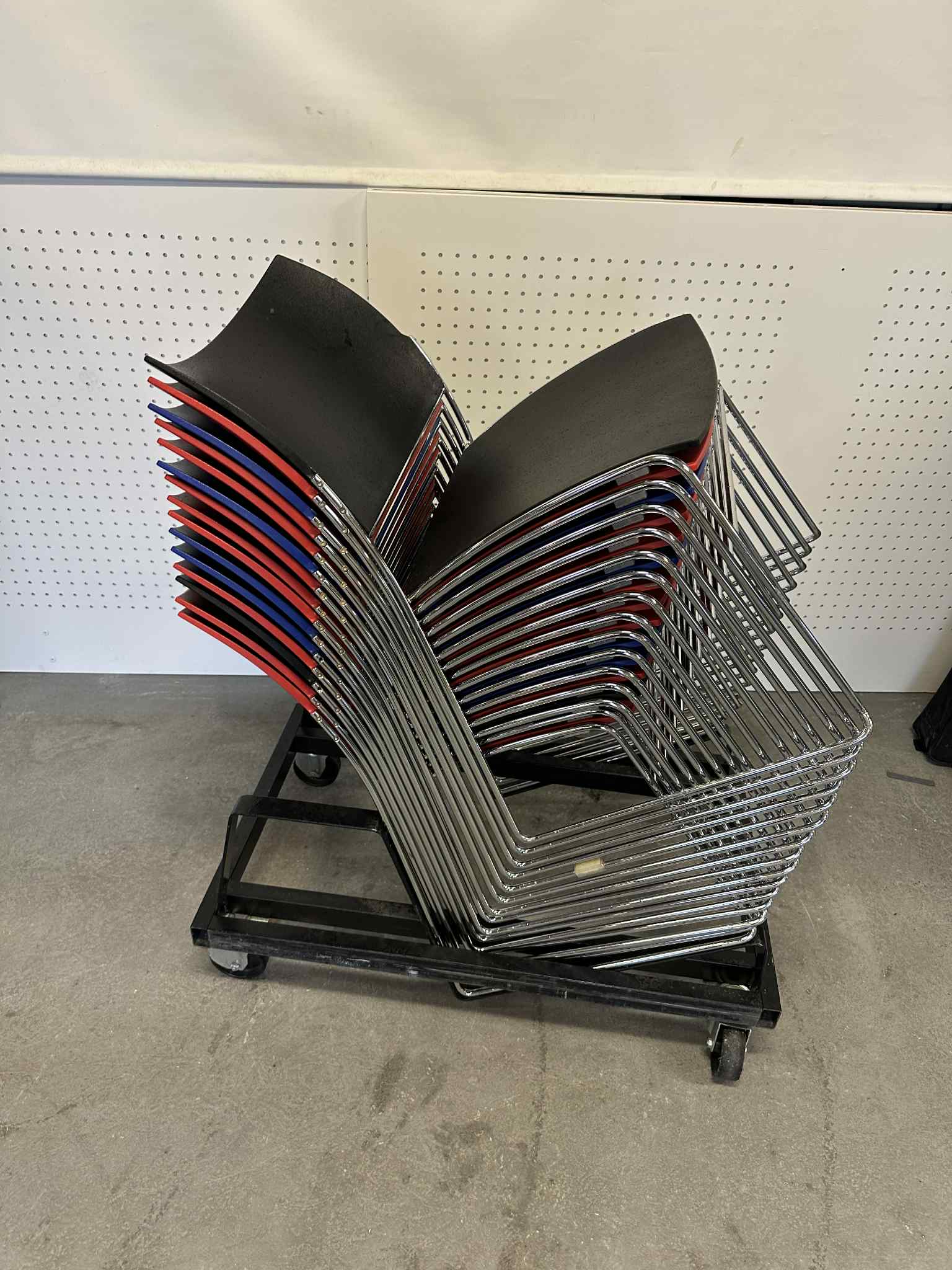 SELT / SOLD Staflanlegir eldhússtólar / fundarstólar 6