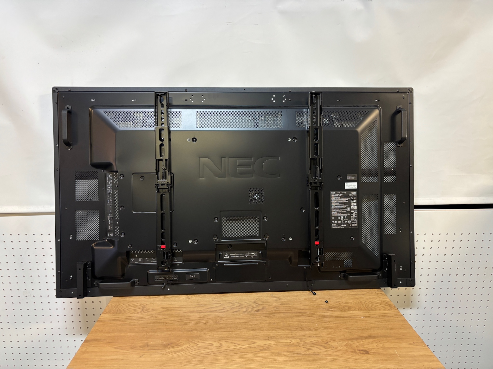 SELT / SOLD NEC upplýsingaskjár með veggfestingu, 4K LED, 65'', 24/7 4