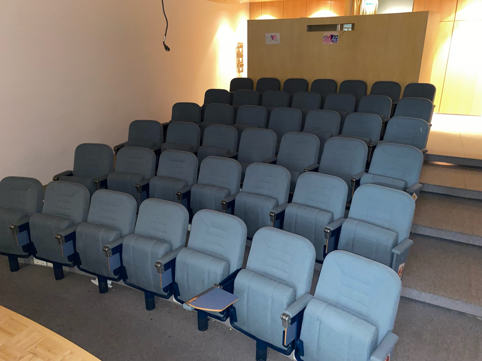 SELT / SOLD Bíósæti með borðum - fyrirlestrarsalur