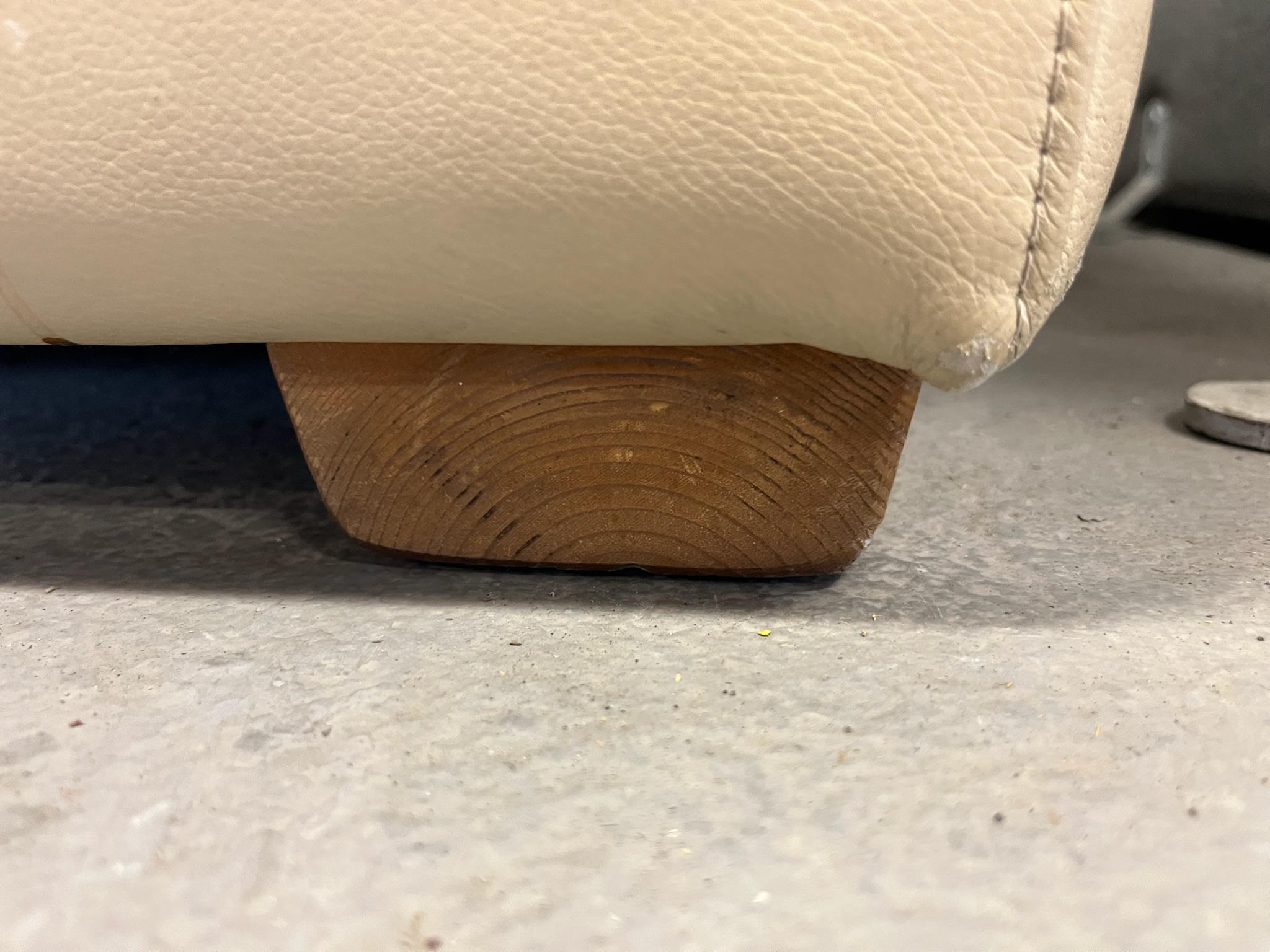 SELT / SOLD Leðursófi beige 3ja sæta, B245xD95sm. 4