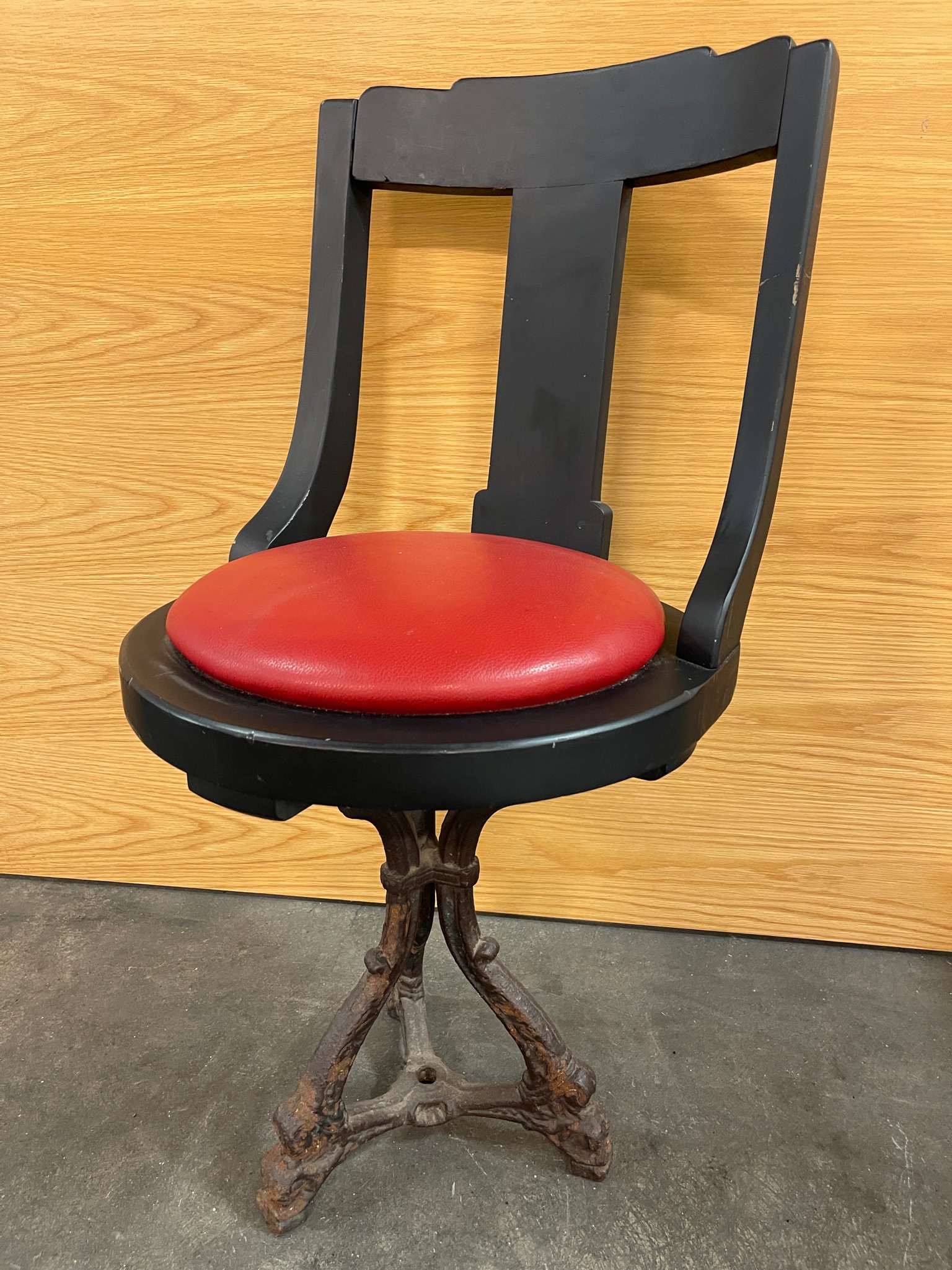SELT / SOLD Gullfallegur snúningsstóll m. rauðri setu