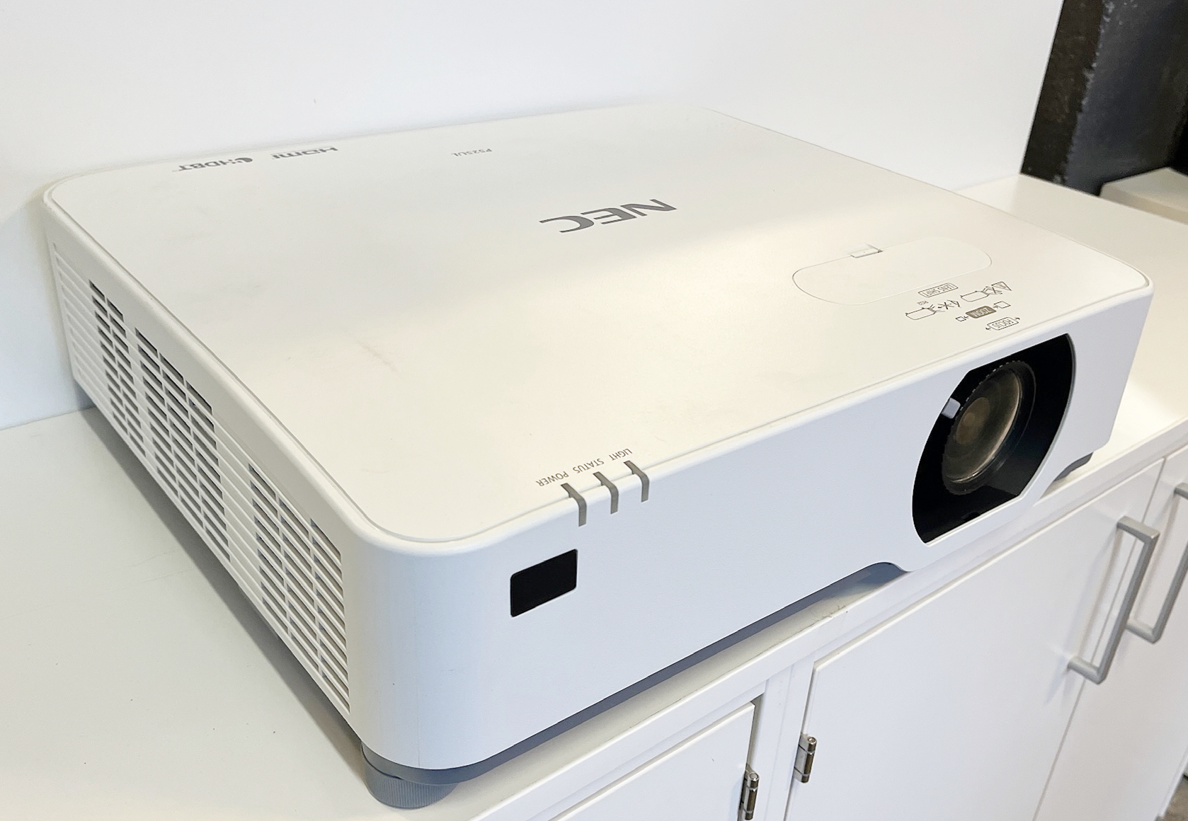 SELT / SOLD Ónotaður NEC skjávarpi P525UL