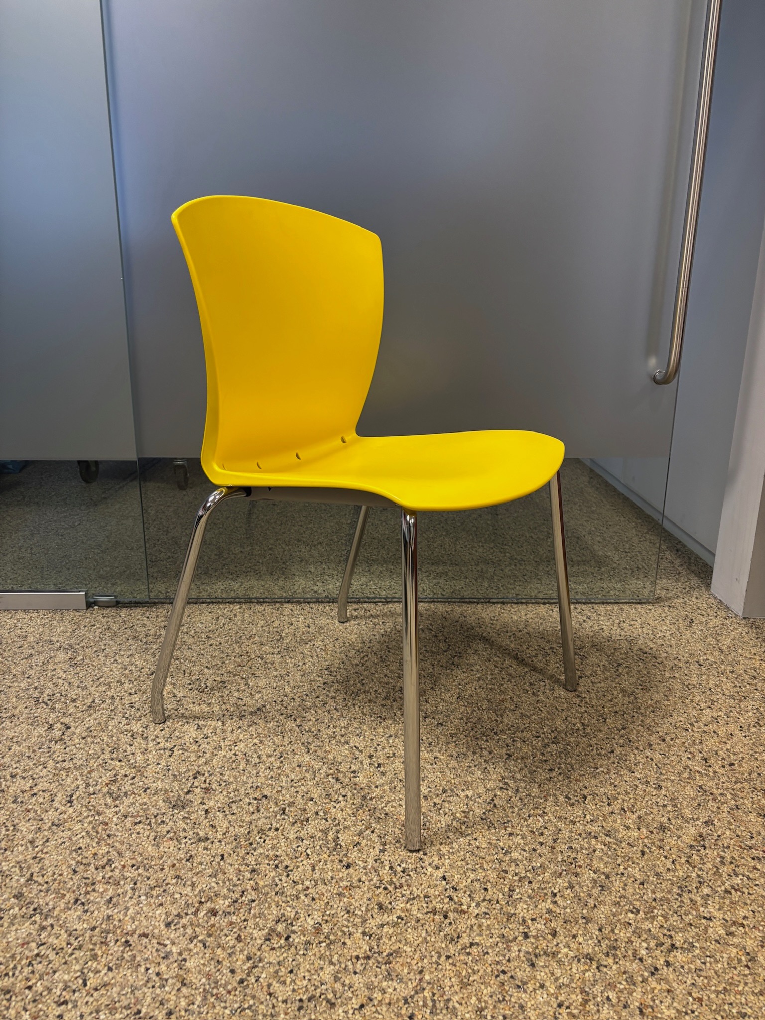 SELT / SOLD Sesta stóll frá Sólóhúsgögn, staflanlegur