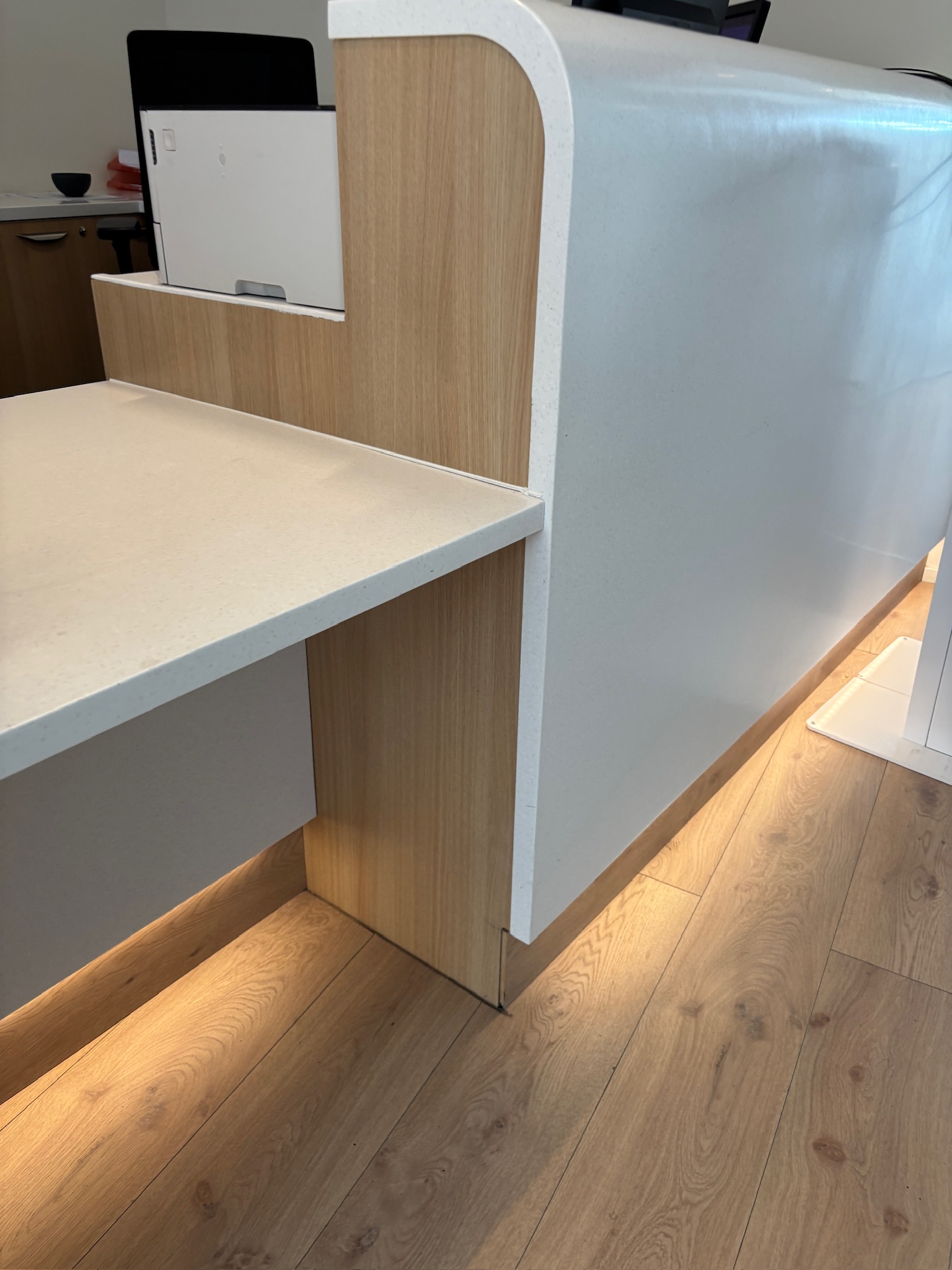 SELT / SOLD Glæsilegt móttökuborð með ledlýsingu, sérsmíði 3