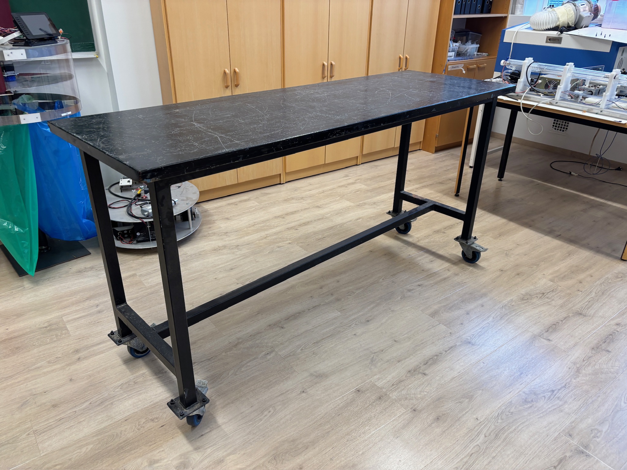 SELT / SOLD Vinnuborð á hjólum L183 x B61 x H93