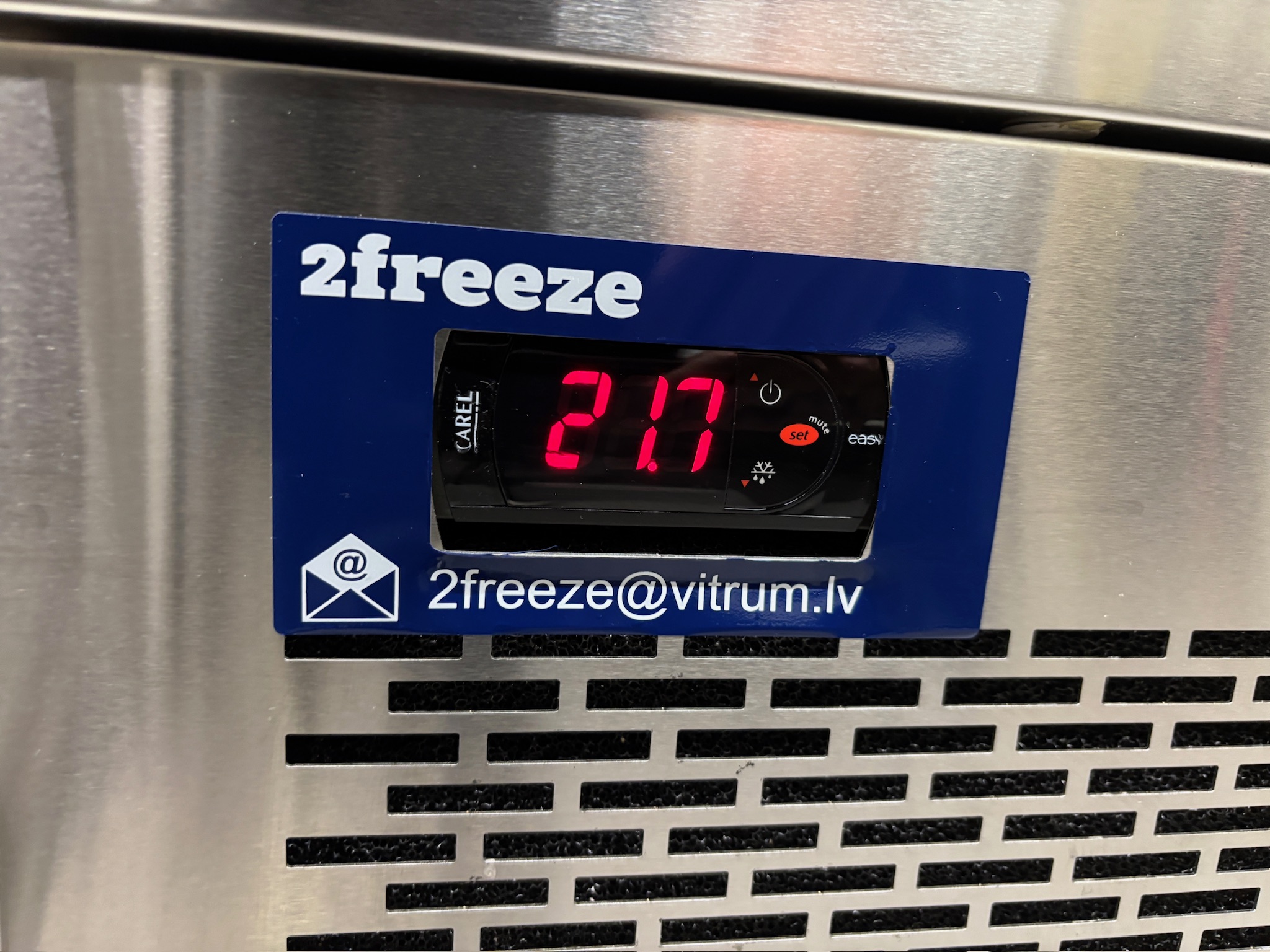 SELT / SOLD Nýlegt kæliborð m.gleri frá 2freeze L126 x D65 x H90 2