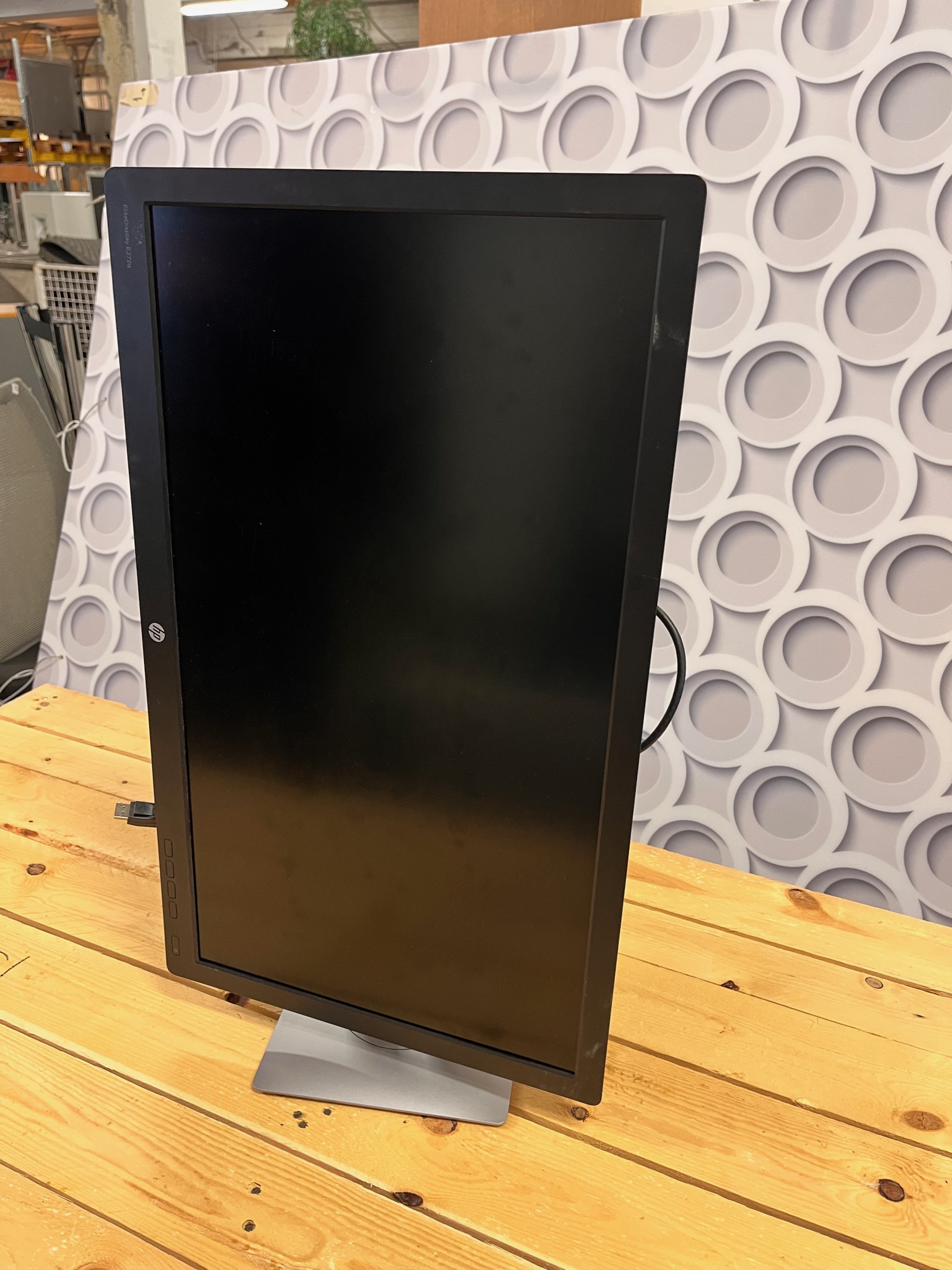 SELT / SOLD HP tölvuskjár m. HDMI tengi 3