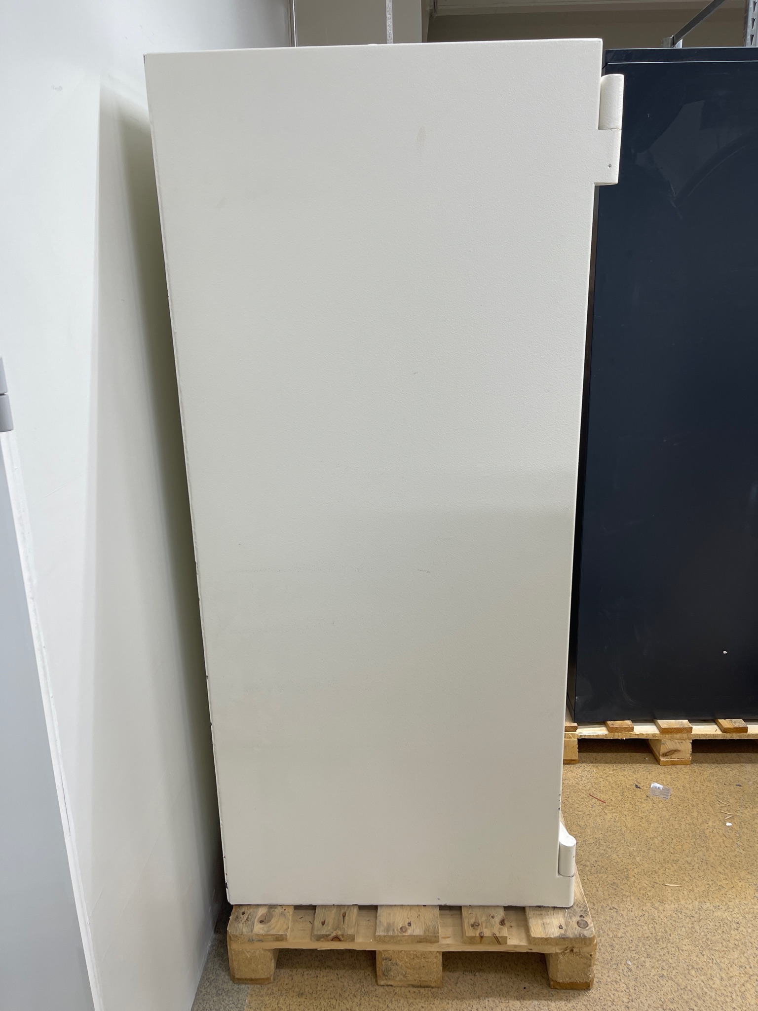 SELT / SOLD - Robur verðmætaskápur (2016) - H170sm. 3