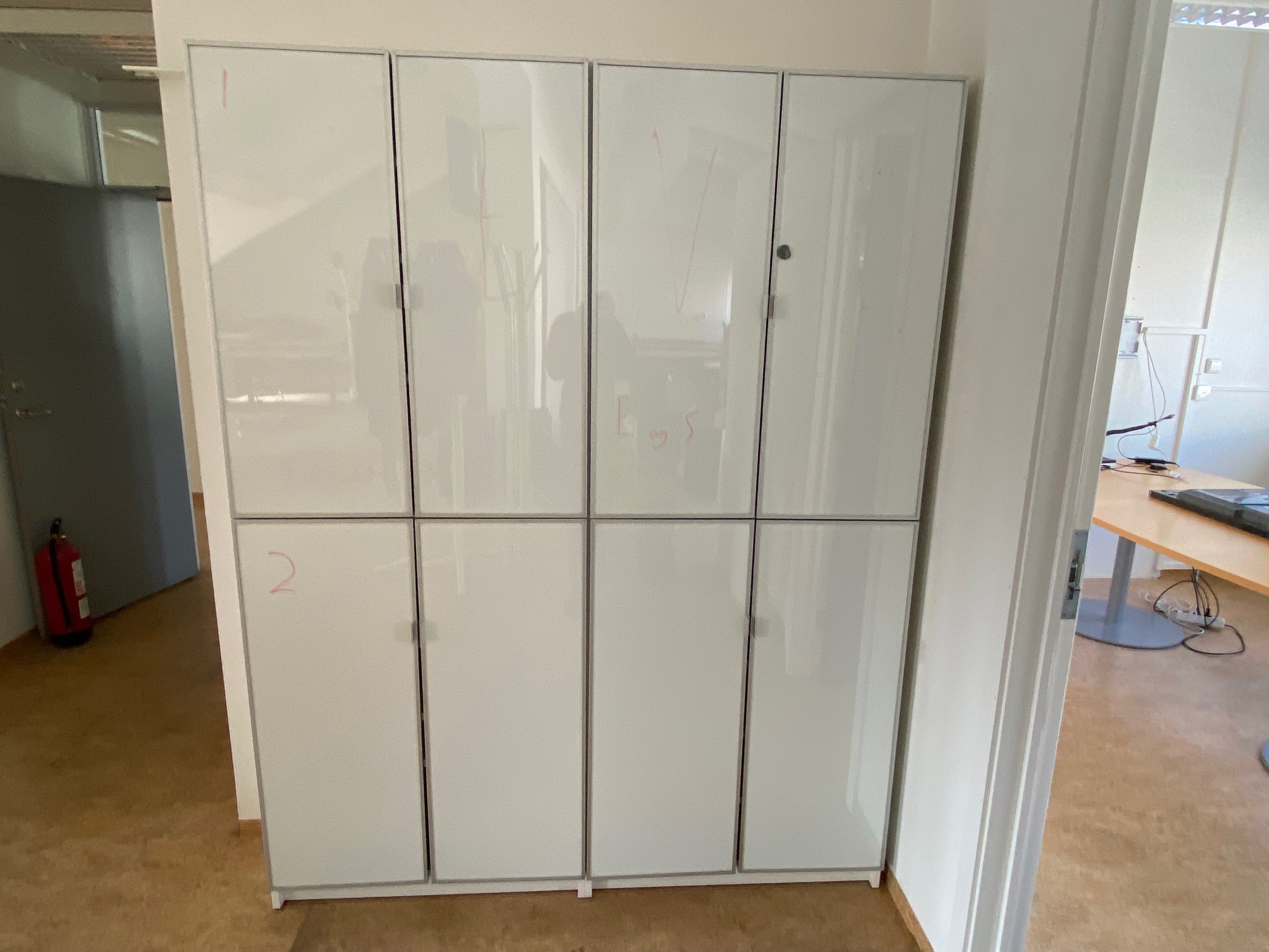 SELT / SOLD Skápur-tússtafla 3