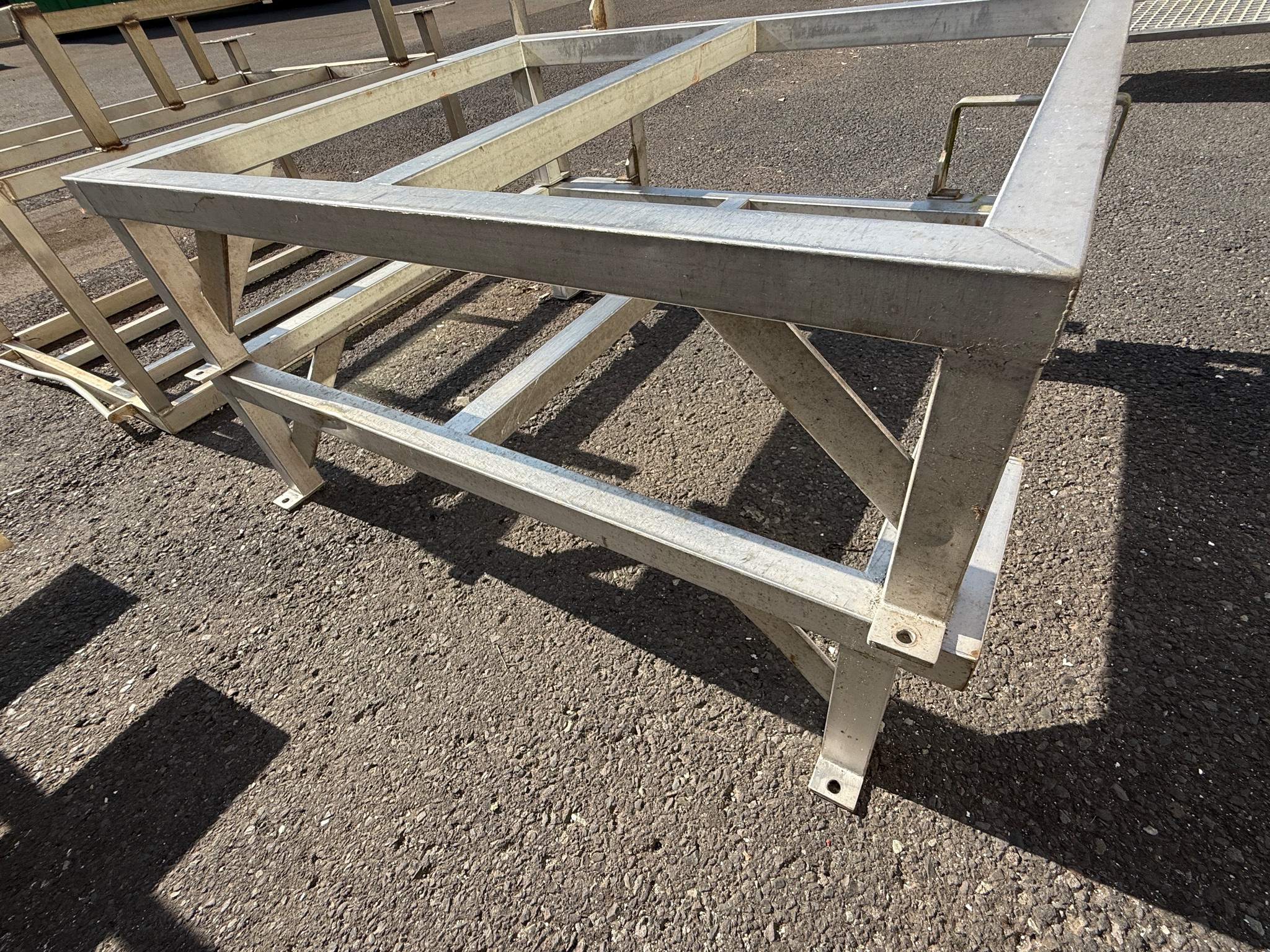SELT / SOLD Grind ryðfrítt L120 x B95 x H30 sm 3
