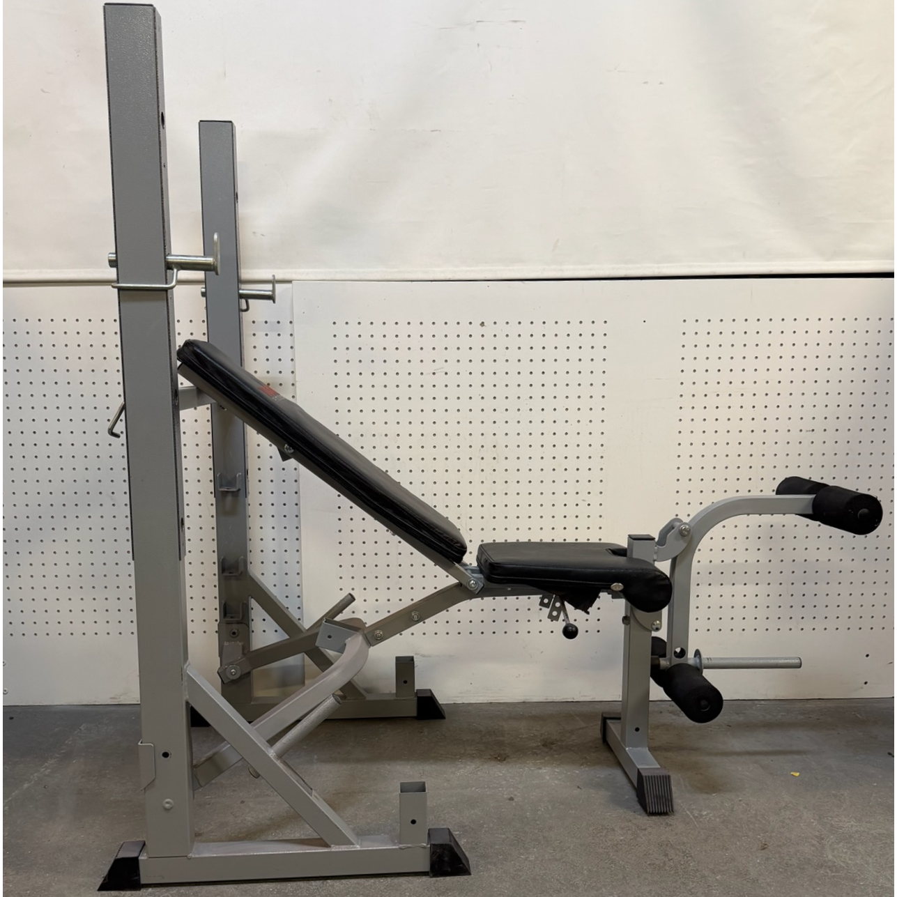 SELT / SOLD Stillanlegur York Fitness lyftingabekkur frá Hreysti 2