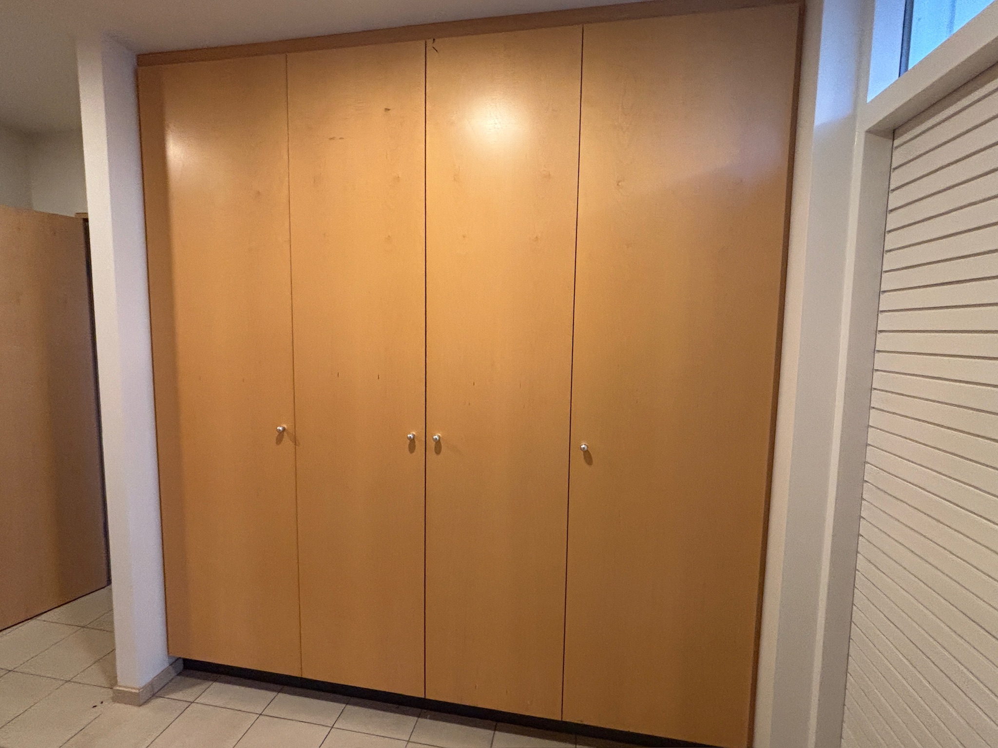 SELT / SOLD - Skápainnrétting frá Brúnás, H247 x B226 x D55 sm. 3