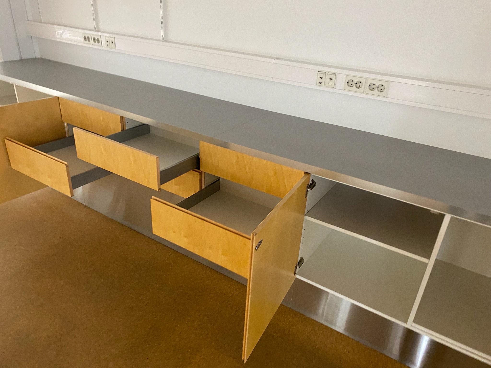 SELT / SOLD Skápainnrétting, B414 x D61 x H90 sm. 4