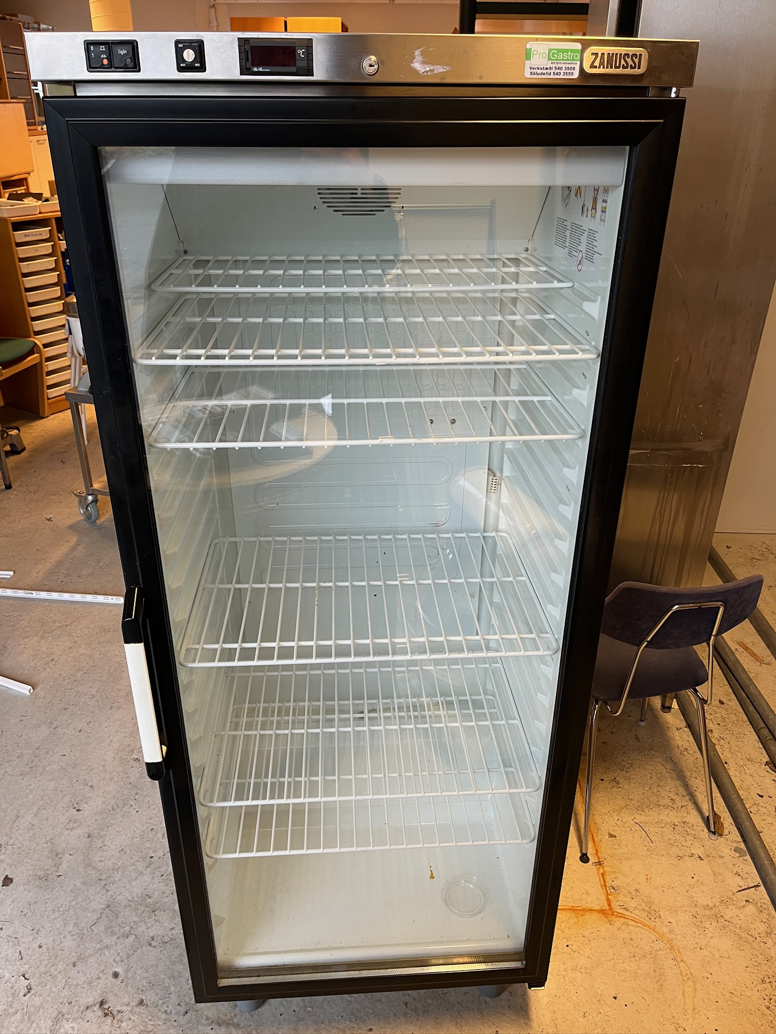SELT / SOLD - Zanussi kæliskápur með glerhurð - 400 L