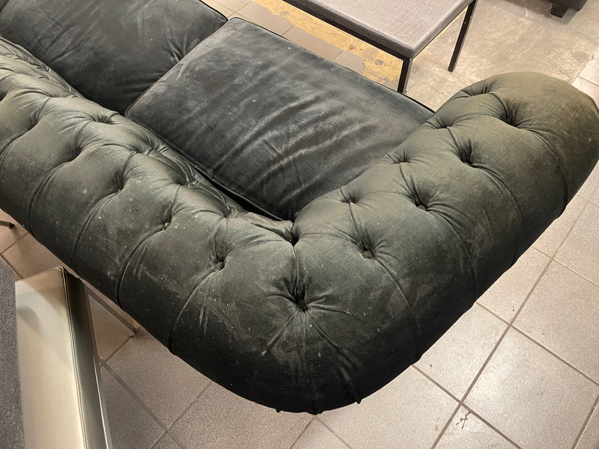 SELT / SOLD Fallegur Chesterfield flauels 3ja sæta sófi 3