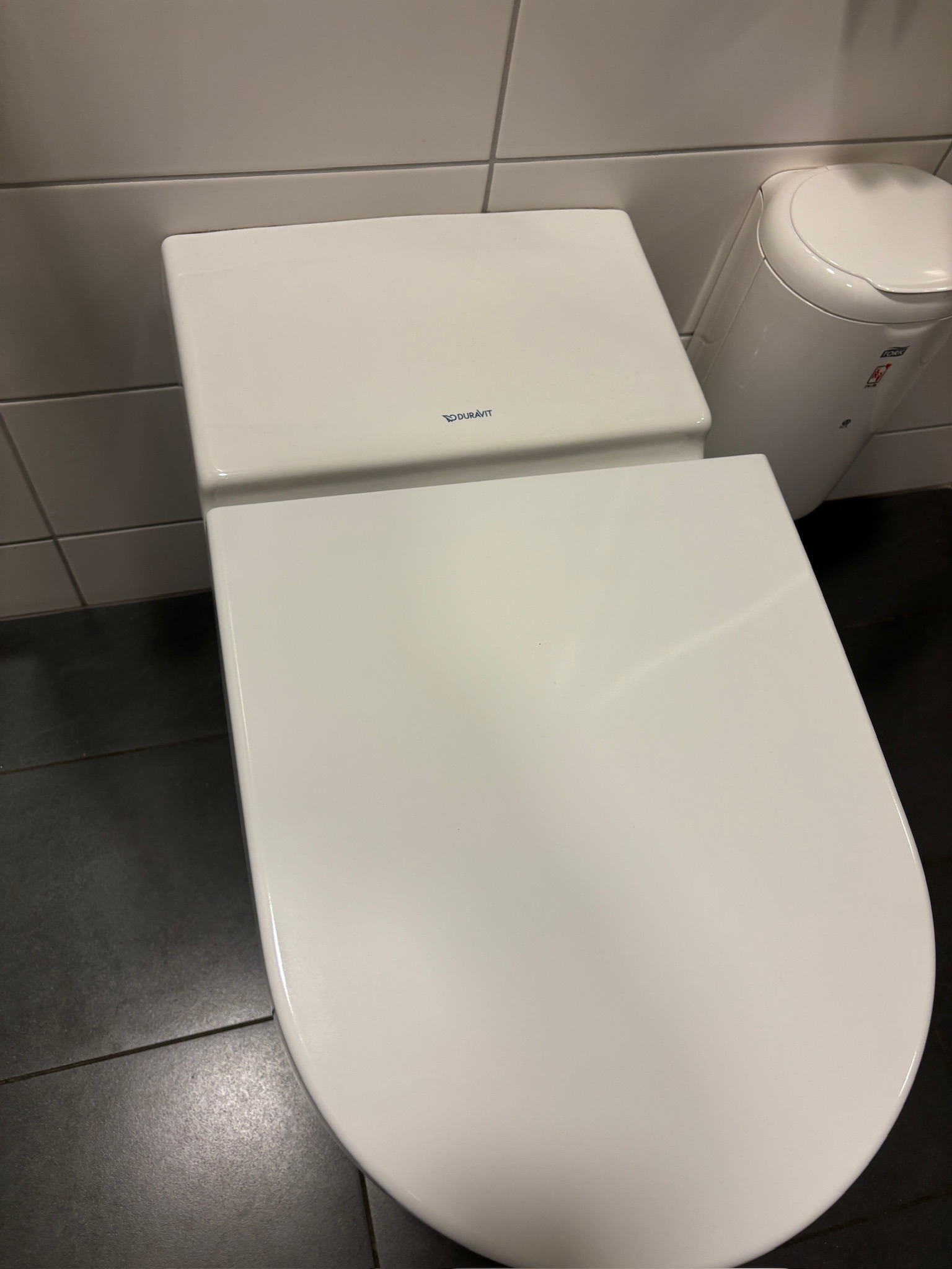 SELT / SOLD vegghengt salerni / WC fyrir fatlaða með hæglokandisetu (2 stk. 6