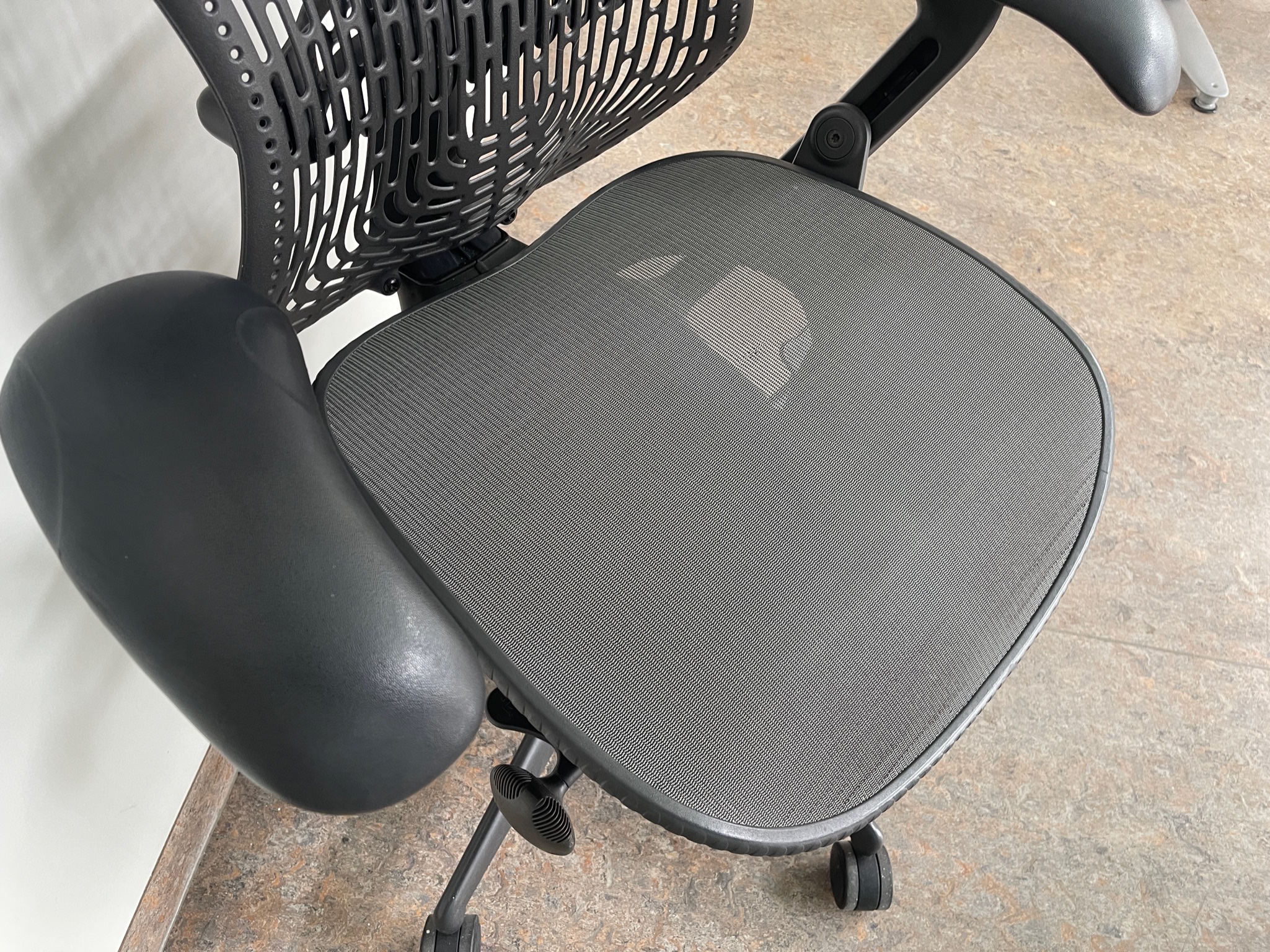 SELT / SOLD Herman Miller (Mirra) 6