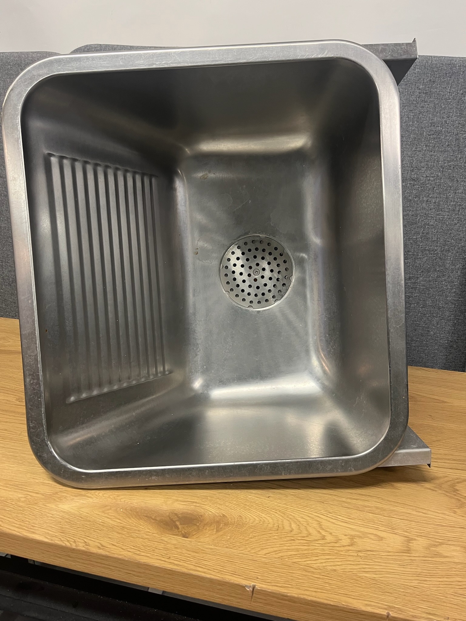 SELT / SOLD Vaskur, L50 x B45 sm.