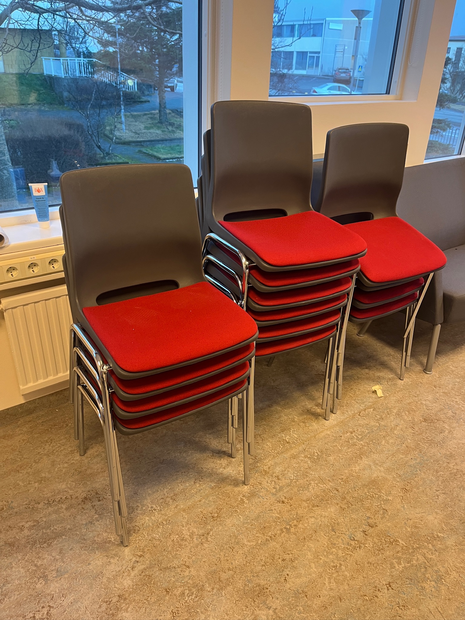SELT / SOLD Sterkbyggðir fundarstólar með tausetu - staflanlegir 2