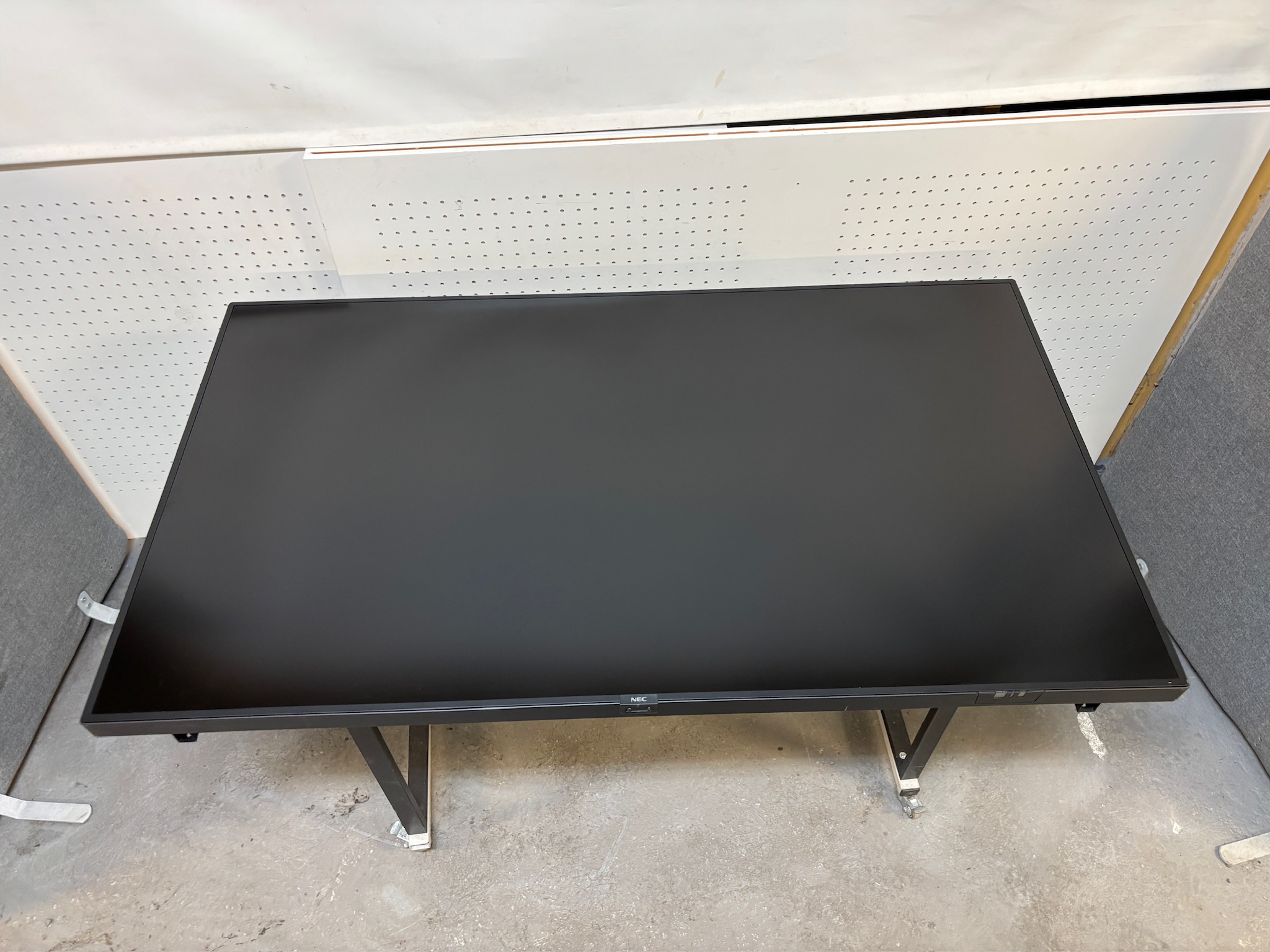 SELT / SOLD NEC upplýsingaskjár með veggfestingu, 4K LED, 65'', 24/7