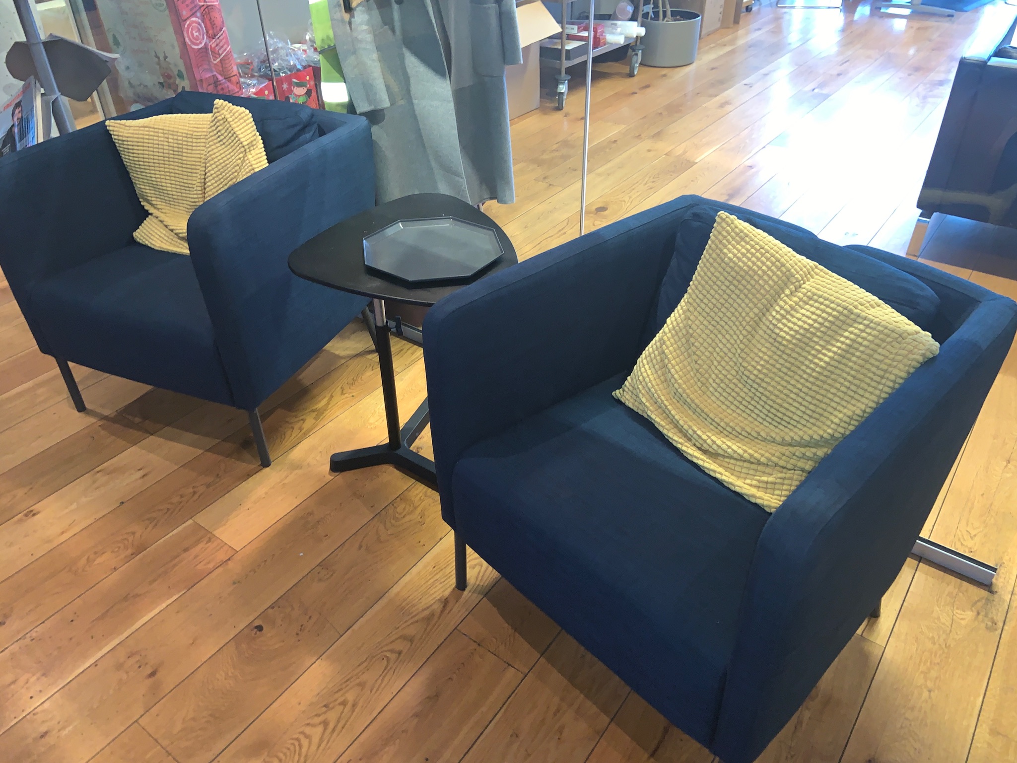 SELT/SOLD-Upphífingarstöng á veg Vandaður biðstofustóll blár - Lounge chair blue 2