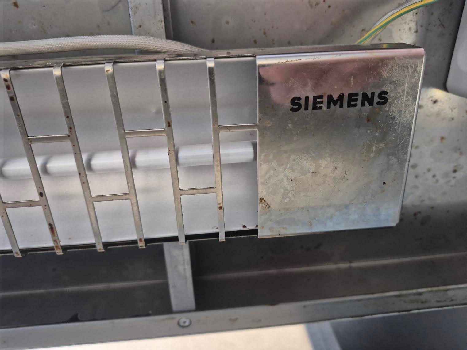 Ryðfrí, loftfest hillueining með Siemens hitalampa 3