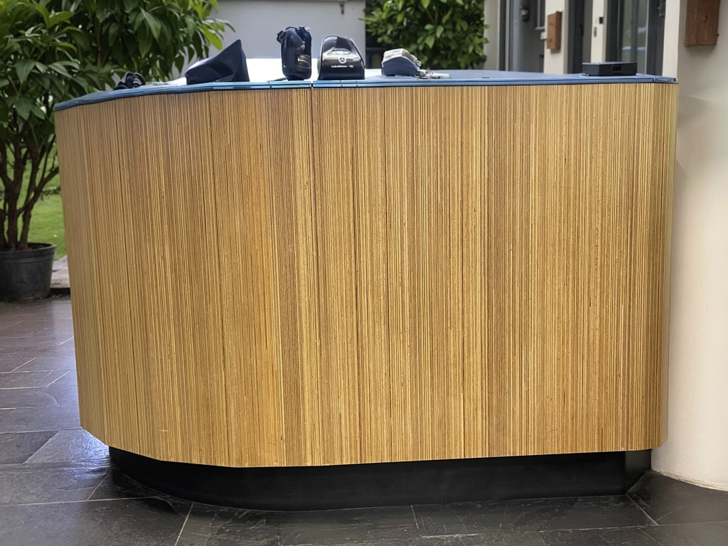 SELT / SOLD - Einstakt móttökuborð sérsmíði - Tvær starfsstöðvar - 400 x 180 sm. 2