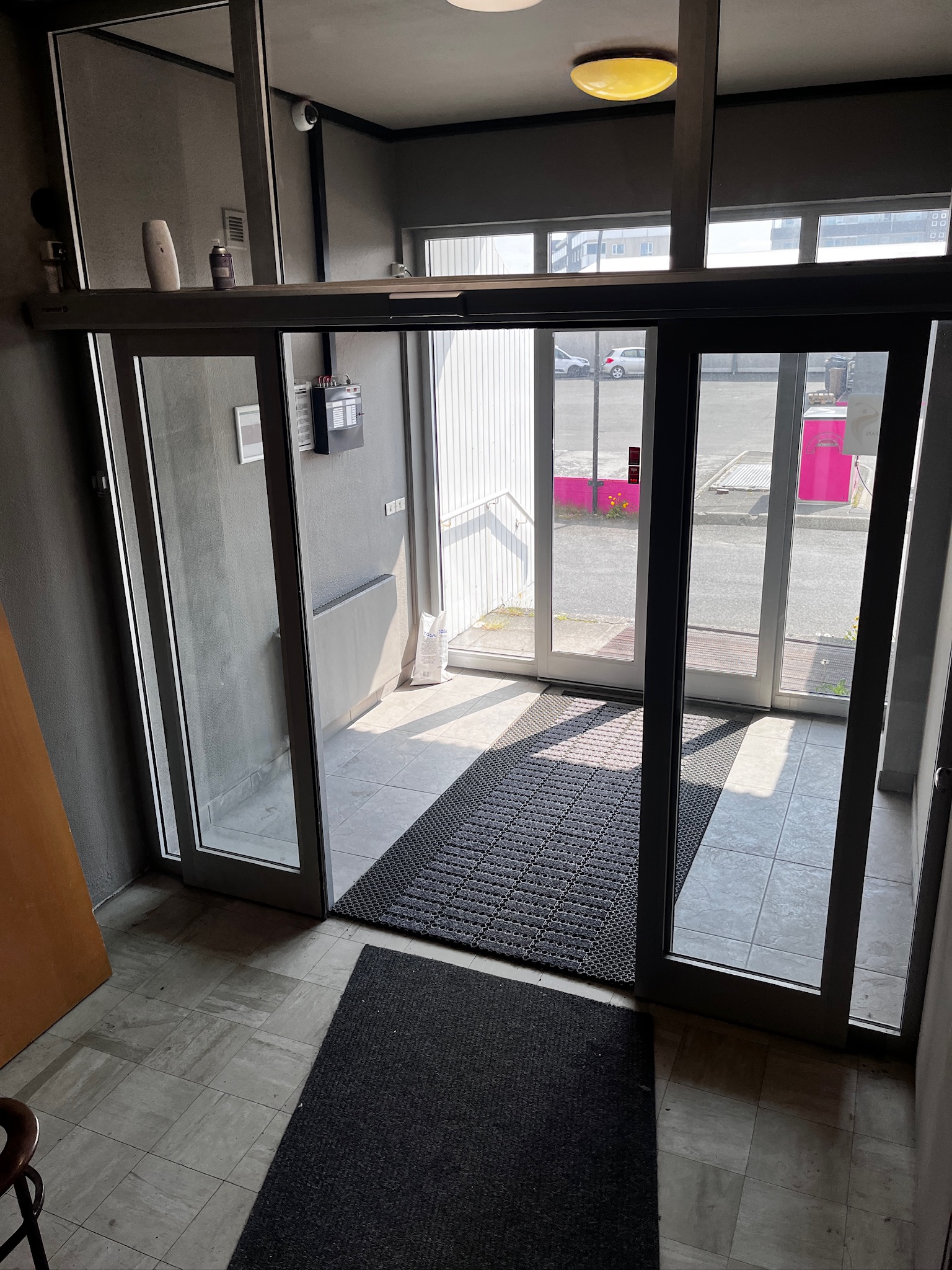 SELT / SOLD - Tvöföld rafmagnsrennihurð - hurð með rafmagnsopnun H262 x B290 7
