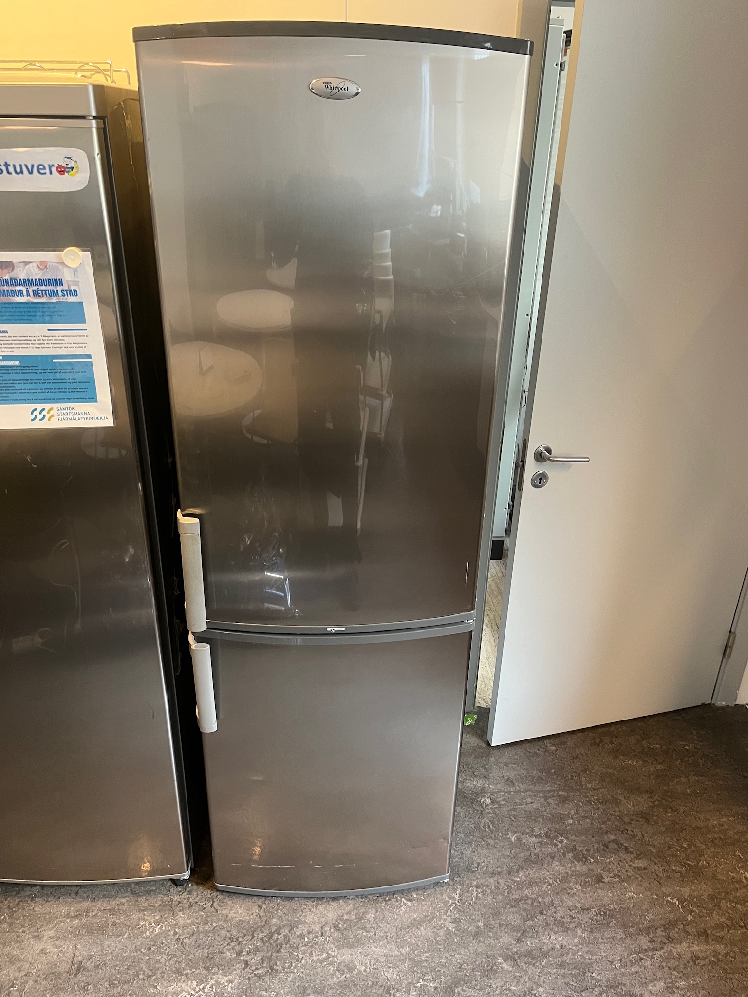 SELT / SOLD - Whirlpool ísskápur með frysti - H188sm.