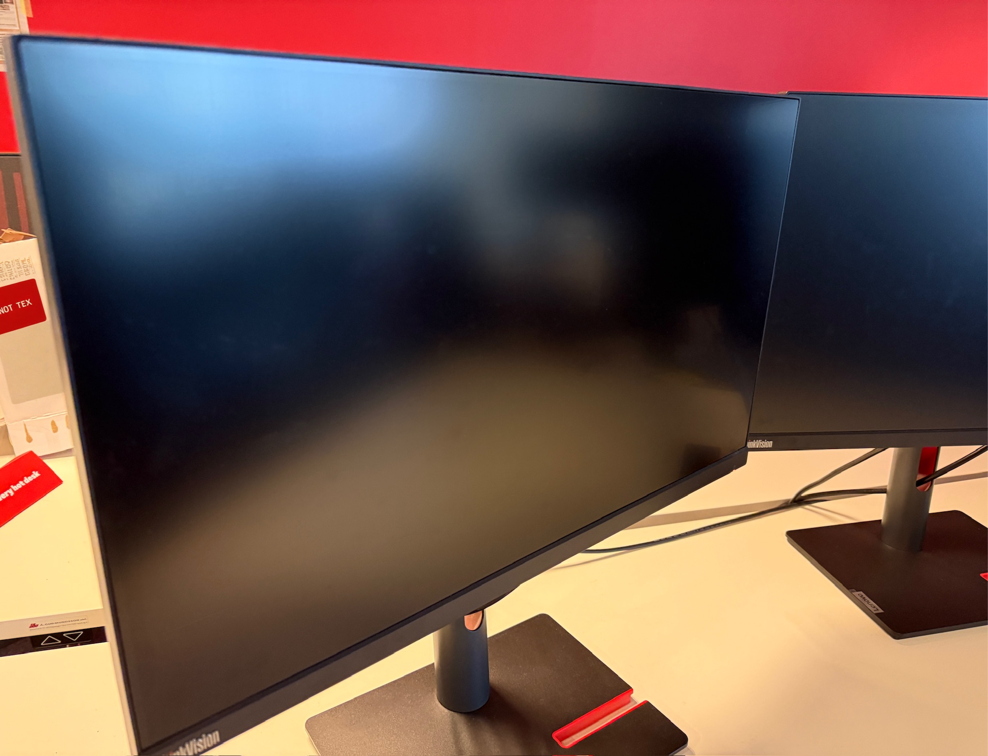 SELT / SOLD Lenovo ThinkVision tölvuskjár, 23,8", 2560x1440p - PLAY 4