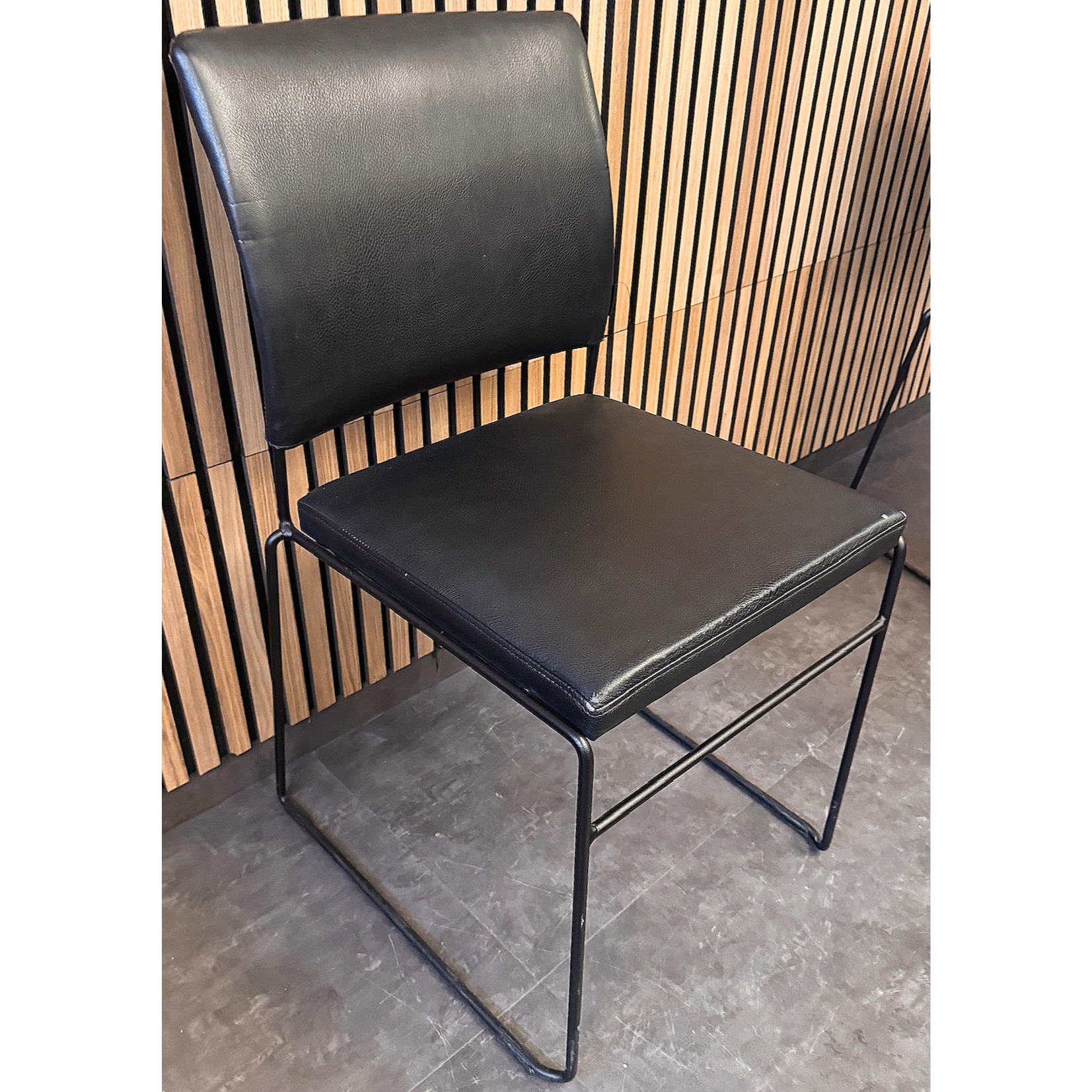 SELT / SOLD Fundarstóll frá Sýrusson, staflanlegur 2