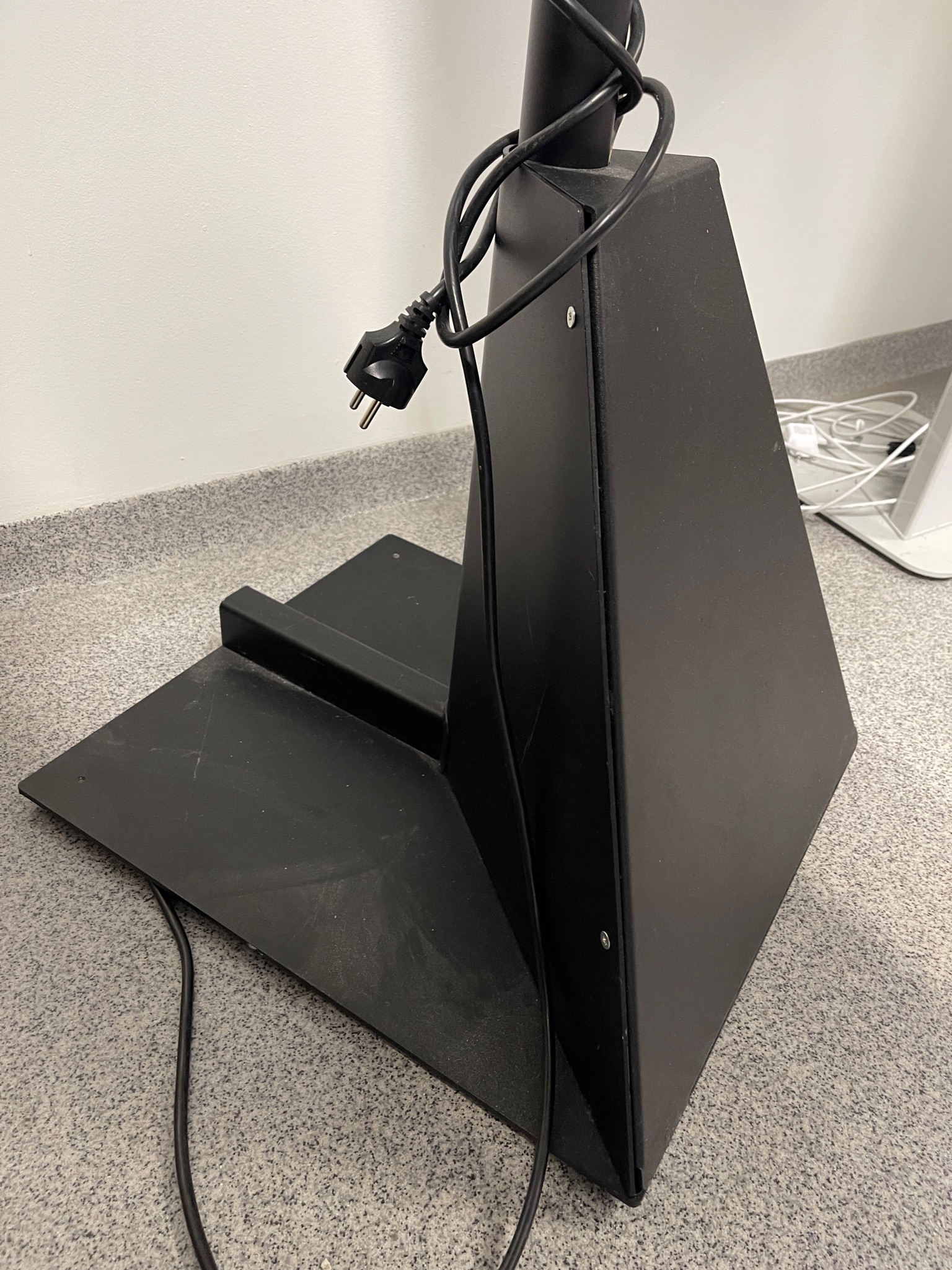 Selt/Endurnýtt-RealPOS XR5 15" Quad Celeron 4GB Win10 með standi 2