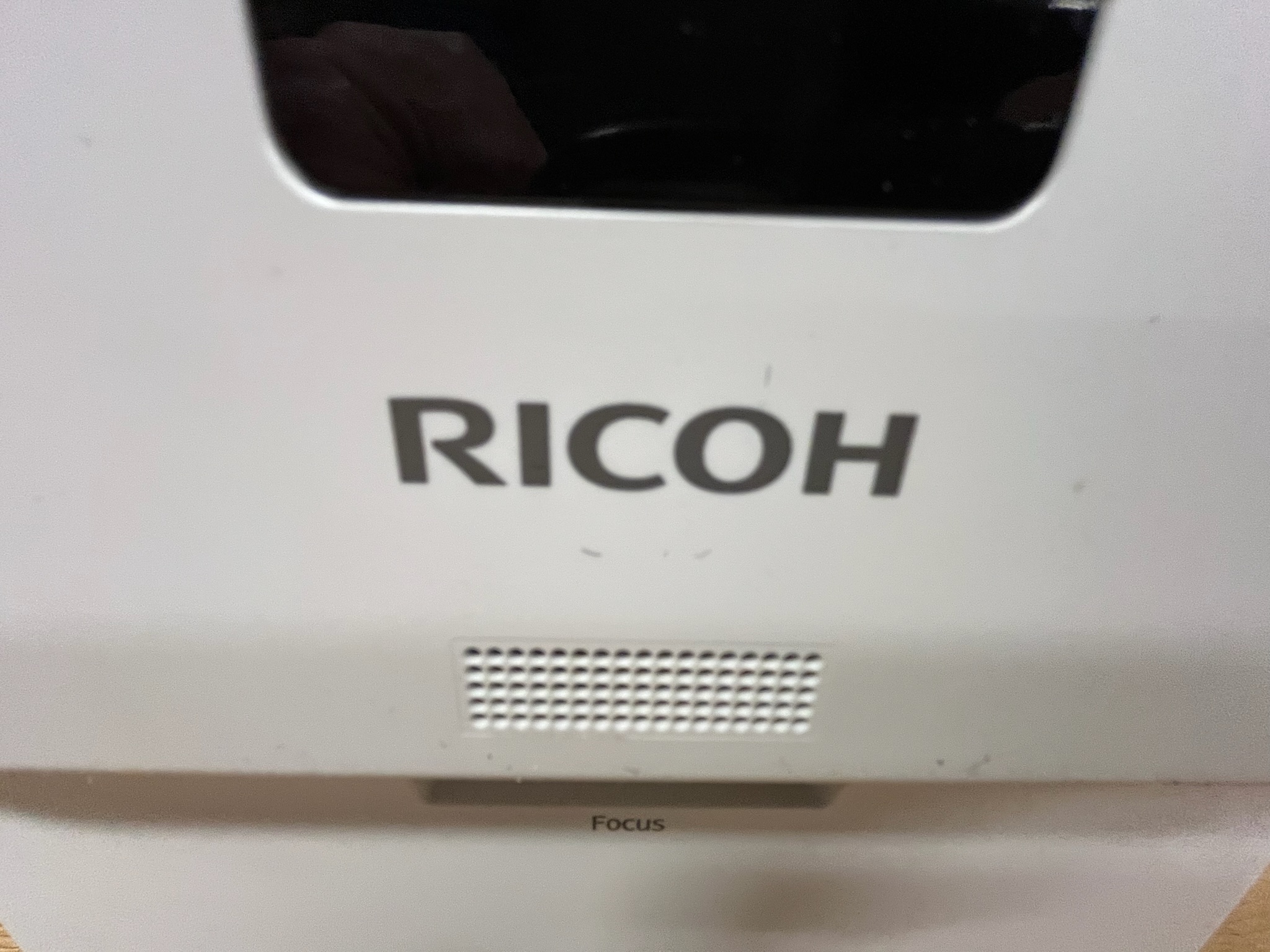 SELT / SOLD Ricoh ofur-stutt kasta skjávarpi 3